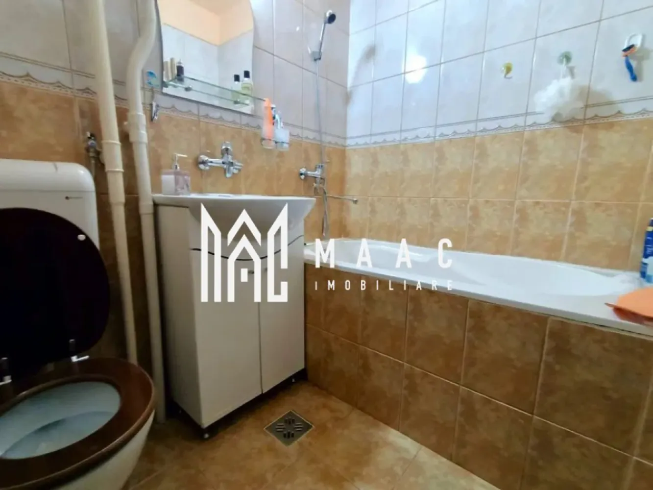 Apartament Petrisor | Parter | 47 mp | - MAAC Imobiliare vă propune spre vânzare un apartament cu 3 camere, situat în Râmnicu Vâlcea, pe strada Petrișor, într-o zonă liniștită și foarte bine conectată, vis-a-vis de Pensiunea Ana și în imediata apropiere a magazinului Annabella. Proprietatea este amplasată la etajul 1 din 4 al unui bloc izolat termic și reprezintă o alegere excelentă pentru locuit sau investiție.
Apartamentul are o suprafață de 47 mp și beneficiază de o compartimentare practică, lumină naturală din abundență și vedere pe două părți ale blocului. Se vinde complet mobilat și utilat, fiind pregătit pentru mutare imediată, fără investiții suplimentare.
Caracteristici:
Apartament cu 3 camere
Suprafață de 47 mp
Etaj 1 din 4
Bloc izolat termic
Vedere pe două părți ale blocului
Situat pe strada Petrișor
Ideal pentru locuit sau investiție
Complet mobilat și utilat
Compartimentare:
Living luminos
2 dormitoare
Bucătărie mobilată și utilată
Baie
Hol
Balcon închis și izolat termic
Dotări:
Ferestre tripan schimbate în 2024
Balcon închis cu tâmplărie termopan
Frigider
Mașină de spălat
TV-uri
Mobilier inclus
Finisaje îngrijite
Apartament renovat
Avantaje:
Mutare imediată fără investiții suplimentare
Etaj intermediar
Zonă liniștită și accesibilă
Aproape de magazine și puncte de interes
Acces rapid către zonele centrale
Ideal pentru familie sau închiriere
Confort termic ridicat datorită izolației și tâmplăriei moderne
Pentru mai multe informații și programarea unei vizionări:
Echipa MAAC Imobiliare vă stă la dispoziție. ID 3108473