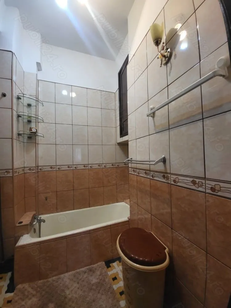 Garsoniera de inchiriat - zona Unirii - Închiriez garsonieră în zona Unirii, utilată și mobilată conform fotografiilor. Garsoniera are o suprafață de 31 mp și se află la parter intr-un bloc cu regim de înălțime P+3. Încălzirea se face prin centrală proprie. Baia este prevăzută cu aerisire naturală. Pentru mai multe detalii sau pentru a stabili o vizionare mă puteți contacta la numărul de telefon afișat în anunț.
* Se solicită 1 lună chirie în avans + 1 lună garanție în momentul semnării contractului.