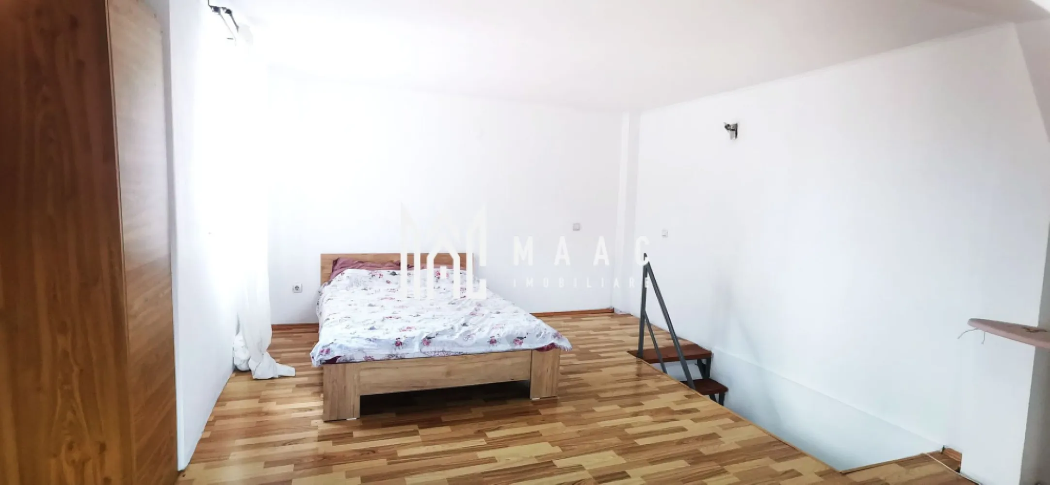 Apartament 2 camere | 52.25 mp utili | Balcon | Nord - Maac Imobiliare prezintă spre vânzare un apartament tip mansardă, cochet și bine compartimentat, situat la etajul 5 al unui imobil din cartierul Nord, Râmnicu Vâlcea – o zonă apreciată, cu toate facilitățile la îndemână.

 Locație ideală, în proximitatea magazinelor, școlilor, grădinițelor, mijloacelor de transport în comun și zonelor verzi, perfectă pentru un stil de viață confortabil.

 Compartimentare funcțională:

Living spațios cu bucătărie open space

Dormitor luminos și bine proporționat

Baie cu aerisire naturală

Hol de intrare

Balcon

 Detalii suplimentare:

Suprafață utilă: 52,25 mp

Etaj: 5 din 5

Lumină naturală din abundență

Zonă liniștită și bine cotată

 Ideal atât pentru locuit, cât și pentru investiție în regim hotelier/Airbnb, datorită poziționării excelente, aproape de centru și de toate facilitățile urbane.

 Pentru mai multe detalii sau pentru a programa o vizionare, vă rugăm să menționați telefonic ID-ul anunțului: CP2642025