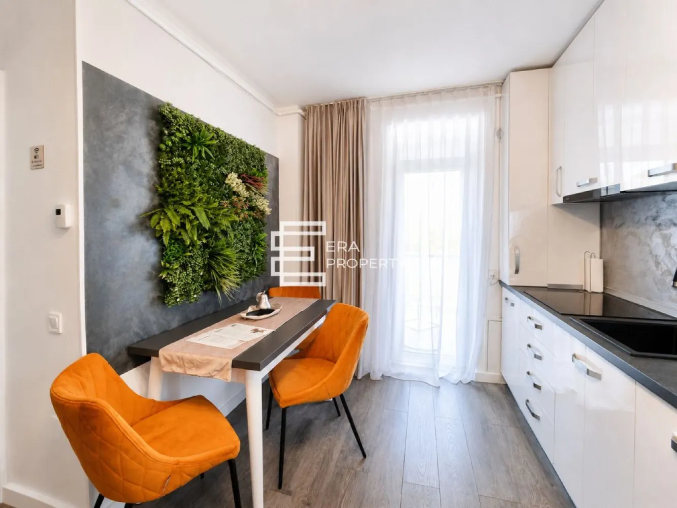 Apartament tip studio modern| Clasă energetică A |Sibiu - Apartament tip studio modern| Clasă energetică A | Încălzire în pardoseală | Lift | Terasă
𝐏𝐨𝐭𝐫𝐢𝐯𝐢𝐭 𝐩𝐞𝐧𝐭𝐫𝐮 𝐥𝐨𝐜𝐮𝐢𝐫𝐞 𝐬𝐚𝐮 𝐢𝐧𝐯𝐞𝐬𝐭𝐢𝐭𝐢𝐞

Vă propunem spre vânzare un apartament tip studio modern, situat într-un ansamblu rezidențial nou din Sibiu, într-un imobil dotat cu lift.

Apartamentul este compartimentat practic și funcțional, oferind confort și flexibilitate atât pentru locuire personală, cât și pentru investiție.
- Suprafata utila: 32.7 mp
𝐂𝐨𝐦𝐩𝐚𝐫𝐭𝐢𝐦𝐞𝐧𝐭𝐚𝐫𝐞: hol acces, living cu bucătărie open-space, dormitor, baie, balcon.
𝐃𝐨𝐭𝐚𝐫𝐢 𝐬𝐢 𝐚𝐯𝐚𝐧𝐭𝐚𝐣𝐞:
construcție nouă
clasă energetică A
încălzire în pardoseală
imobil cu lift
aer condiționat montat
1 loc de parcare inclus
spații luminoase, cu orientare favorabilă
ideal pentru locuire sau închiriere

Apartamentul reprezintă o alegere excelentă pentru cei care își doresc o locuință modernă, dar și pentru investitori, datorită potențialului ridicat de rentabilitate.

𝐂𝐨𝐦𝐢𝐬𝐢𝐨𝐧 𝟎% 𝐩𝐞𝐧𝐭𝐫𝐮 𝐜𝐮𝐦𝐩𝐚𝐫𝐚𝐭𝐨𝐫.