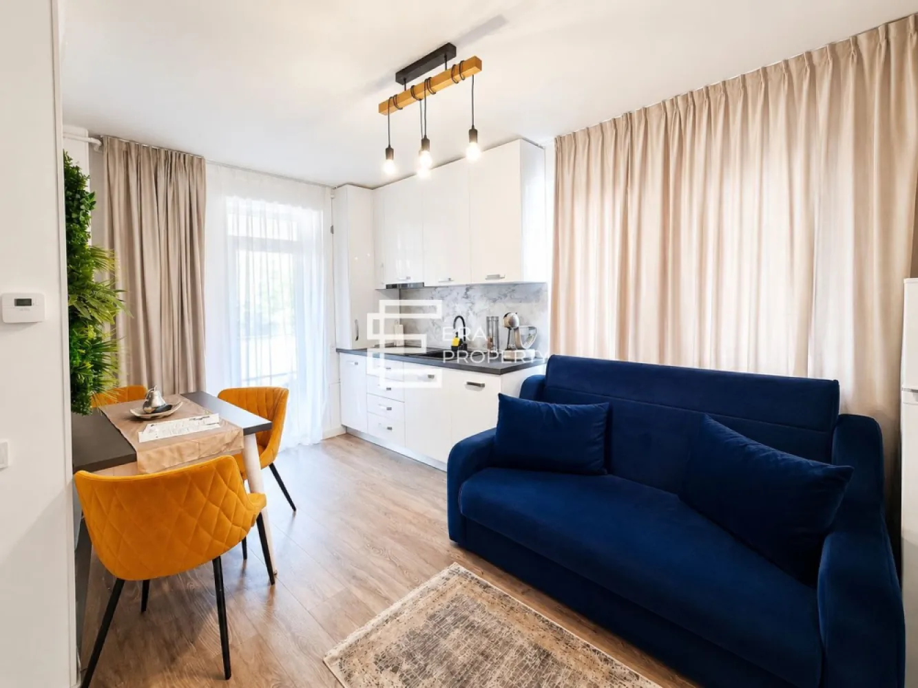 Apartament tip studio modern| Clasă energetică A |Sibiu - Apartament tip studio modern| Clasă energetică A | Încălzire în pardoseală | Lift | Terasă
𝐏𝐨𝐭𝐫𝐢𝐯𝐢𝐭 𝐩𝐞𝐧𝐭𝐫𝐮 𝐥𝐨𝐜𝐮𝐢𝐫𝐞 𝐬𝐚𝐮 𝐢𝐧𝐯𝐞𝐬𝐭𝐢𝐭𝐢𝐞

Vă propunem spre vânzare un apartament tip studio modern, situat într-un ansamblu rezidențial nou din Sibiu, într-un imobil dotat cu lift.

Apartamentul este compartimentat practic și funcțional, oferind confort și flexibilitate atât pentru locuire personală, cât și pentru investiție.
- Suprafata utila: 32.7 mp
𝐂𝐨𝐦𝐩𝐚𝐫𝐭𝐢𝐦𝐞𝐧𝐭𝐚𝐫𝐞: hol acces, living cu bucătărie open-space, dormitor, baie, balcon.
𝐃𝐨𝐭𝐚𝐫𝐢 𝐬𝐢 𝐚𝐯𝐚𝐧𝐭𝐚𝐣𝐞:
construcție nouă
clasă energetică A
încălzire în pardoseală
imobil cu lift
aer condiționat montat
1 loc de parcare inclus
spații luminoase, cu orientare favorabilă
ideal pentru locuire sau închiriere

Apartamentul reprezintă o alegere excelentă pentru cei care își doresc o locuință modernă, dar și pentru investitori, datorită potențialului ridicat de rentabilitate.

𝐂𝐨𝐦𝐢𝐬𝐢𝐨𝐧 𝟎% 𝐩𝐞𝐧𝐭𝐫𝐮 𝐜𝐮𝐦𝐩𝐚𝐫𝐚𝐭𝐨𝐫.