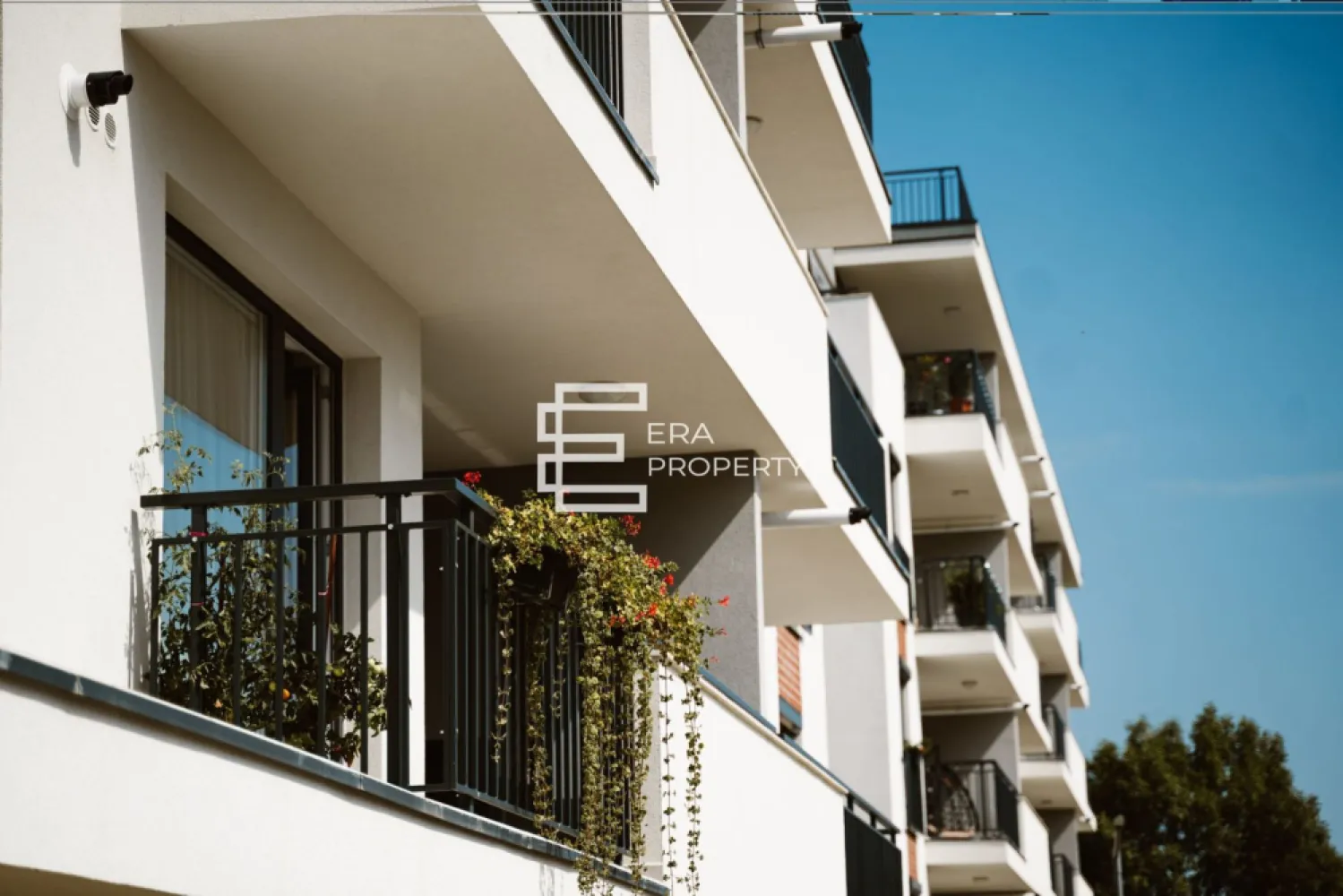 Apartament cu 2 camere, rulouri electrice, încălzire pardoseală, Sibiu - Apartament 2 camere balcon generos, finisaje moderne, zonă liniștită Sibiu

Zona Turnișor | 47.1 mp utili + balcon 10.3 mp | Finisaje moderne | Facilități premium

Situat într-un ansamblu rezidențial nou și modern, Green Hill oferă un stil de viață confortabil, sigur și conectat, în zona de vest a Sibiului – Turnișor, cu acces rapid către zona industrială, Aeroport, autostradă și centrul orașului.

-Suprafață utilă totală: 𝟑𝟗.𝟔 𝐦𝐩
-Suprafata balcon - 𝟏𝟎,𝟑 𝐦𝐩
- Compartimentare: bucatarie + living - 17.3 mp; dormitor - 11,9 mp; baie - 4,9 mp; hol - 5,5mp.

Apartamentul se predă la stadiul de 𝐚𝐥𝐛 𝐚𝐯𝐚𝐧𝐬𝐚𝐭 cu: prize și întrerupătoare, centrală termică Viessmann,incălzire în pardoseală (sistem Tece),termostat în fiecare cameră, rulouri electrice la dormitoare, pereți gletuiți și pregătiți pentru finisare.

𝐅𝐚𝐜𝐢𝐥𝐢𝐭𝐚𝐭𝐢 𝐚𝐥𝐞 𝐚𝐧𝐬𝐚𝐦𝐛𝐥𝐮𝐥𝐮𝐢:
Spații verzi, zonă de agrement și zonă BBQ lângă pârâu
Loc de joacă pentru copii
Zonă fitness și sport în aer liber
2 căi de acces: una către zona industrială/Aeroport, cealaltă către Str. Ogorului
Bariere de acces – acces controlat doar pentru locatari
Standuri pentru biciclete
Lifturi și finisaje premium în spațiile comune

Ansamblul dispune de o Asociație de Proprietari profesionist gestionată, care se ocupă de întreținerea spațiilor comune și a zonelor verzi, asigurând un aspect curat, modern și bine organizat.

-Parcare (contra cost):
Parcare supraterană – 7.000€ locul de parcare cu TVA inclus) sau la subsol (€ 12.000 
Parcare subterana-12.000€ primul loc de parcare cu TVA inclus și € 15.000 al doilea loc de parcare cu TVA inclus).
Opțional: stație de încărcare pentru mașini electrice.
- Certificat energetic (conform proiect): Clasa energetică: B

Pret – 116.765€ tva inclus