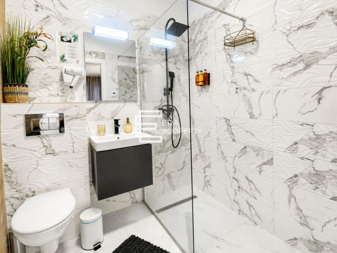 Apartament tip studio modern| Clasă energetică A |Sibiu - Apartament tip studio modern| Clasă energetică A | Încălzire în pardoseală | Lift | Terasă
𝐏𝐨𝐭𝐫𝐢𝐯𝐢𝐭 𝐩𝐞𝐧𝐭𝐫𝐮 𝐥𝐨𝐜𝐮𝐢𝐫𝐞 𝐬𝐚𝐮 𝐢𝐧𝐯𝐞𝐬𝐭𝐢𝐭𝐢𝐞

Vă propunem spre vânzare un apartament tip studio modern, situat într-un ansamblu rezidențial nou din Sibiu, într-un imobil dotat cu lift.

Apartamentul este compartimentat practic și funcțional, oferind confort și flexibilitate atât pentru locuire personală, cât și pentru investiție.
- Suprafata utila: 32.7 mp
𝐂𝐨𝐦𝐩𝐚𝐫𝐭𝐢𝐦𝐞𝐧𝐭𝐚𝐫𝐞: hol acces, living cu bucătărie open-space, dormitor, baie, balcon.
𝐃𝐨𝐭𝐚𝐫𝐢 𝐬𝐢 𝐚𝐯𝐚𝐧𝐭𝐚𝐣𝐞:
construcție nouă
clasă energetică A
încălzire în pardoseală
imobil cu lift
aer condiționat montat
1 loc de parcare inclus
spații luminoase, cu orientare favorabilă
ideal pentru locuire sau închiriere

Apartamentul reprezintă o alegere excelentă pentru cei care își doresc o locuință modernă, dar și pentru investitori, datorită potențialului ridicat de rentabilitate.

𝐂𝐨𝐦𝐢𝐬𝐢𝐨𝐧 𝟎% 𝐩𝐞𝐧𝐭𝐫𝐮 𝐜𝐮𝐦𝐩𝐚𝐫𝐚𝐭𝐨𝐫.