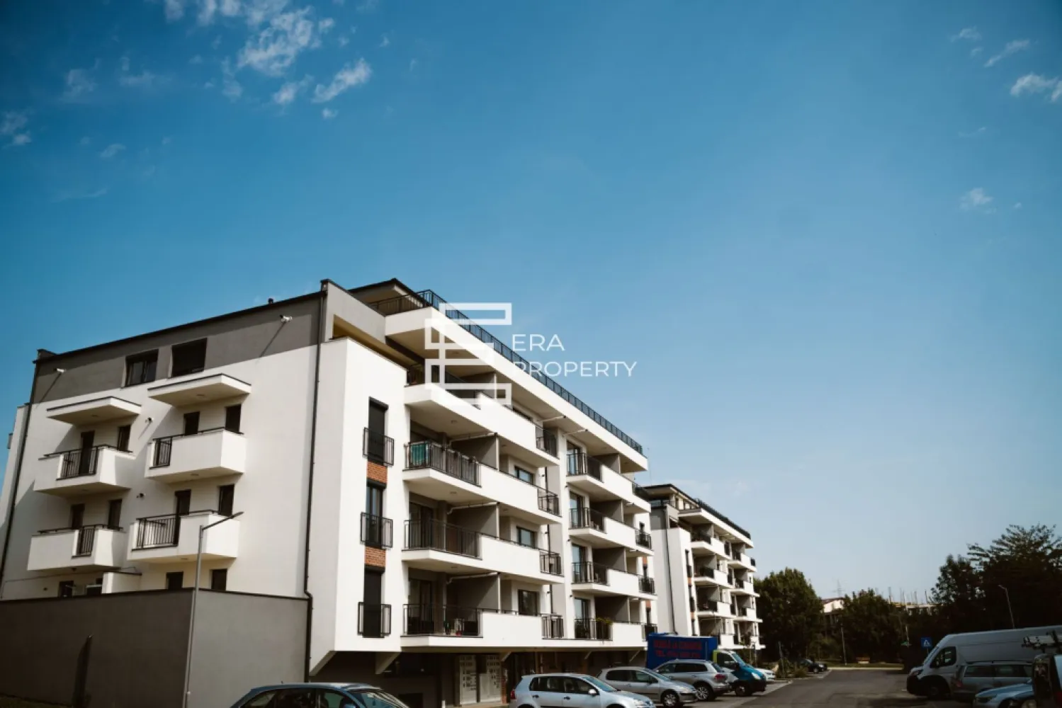 Apartament cu 2 camere, rulouri electrice, încălzire pardoseală, Sibiu - Apartament 2 camere balcon generos, finisaje moderne, zonă liniștită Sibiu

Zona Turnișor | 47.1 mp utili + balcon 10.3 mp | Finisaje moderne | Facilități premium

Situat într-un ansamblu rezidențial nou și modern, Green Hill oferă un stil de viață confortabil, sigur și conectat, în zona de vest a Sibiului – Turnișor, cu acces rapid către zona industrială, Aeroport, autostradă și centrul orașului.

-Suprafață utilă totală: 𝟑𝟗.𝟔 𝐦𝐩
-Suprafata balcon - 𝟏𝟎,𝟑 𝐦𝐩
- Compartimentare: bucatarie + living - 17.3 mp; dormitor - 11,9 mp; baie - 4,9 mp; hol - 5,5mp.

Apartamentul se predă la stadiul de 𝐚𝐥𝐛 𝐚𝐯𝐚𝐧𝐬𝐚𝐭 cu: prize și întrerupătoare, centrală termică Viessmann,incălzire în pardoseală (sistem Tece),termostat în fiecare cameră, rulouri electrice la dormitoare, pereți gletuiți și pregătiți pentru finisare.

𝐅𝐚𝐜𝐢𝐥𝐢𝐭𝐚𝐭𝐢 𝐚𝐥𝐞 𝐚𝐧𝐬𝐚𝐦𝐛𝐥𝐮𝐥𝐮𝐢:
Spații verzi, zonă de agrement și zonă BBQ lângă pârâu
Loc de joacă pentru copii
Zonă fitness și sport în aer liber
2 căi de acces: una către zona industrială/Aeroport, cealaltă către Str. Ogorului
Bariere de acces – acces controlat doar pentru locatari
Standuri pentru biciclete
Lifturi și finisaje premium în spațiile comune

Ansamblul dispune de o Asociație de Proprietari profesionist gestionată, care se ocupă de întreținerea spațiilor comune și a zonelor verzi, asigurând un aspect curat, modern și bine organizat.

-Parcare (contra cost):
Parcare supraterană – 7.000€ locul de parcare cu TVA inclus) sau la subsol (€ 12.000 
Parcare subterana-12.000€ primul loc de parcare cu TVA inclus și € 15.000 al doilea loc de parcare cu TVA inclus).
Opțional: stație de încărcare pentru mașini electrice.
- Certificat energetic (conform proiect): Clasa energetică: B

Pret – 116.765€ tva inclus