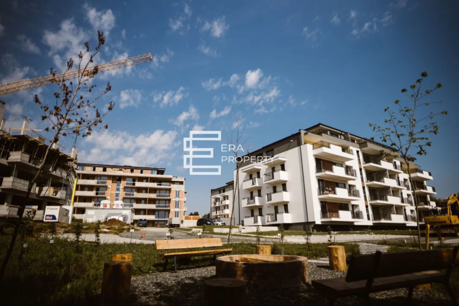 Apartament cu 2 camere, rulouri electrice, încălzire pardoseală, Sibiu - Apartament 2 camere balcon generos, finisaje moderne, zonă liniștită Sibiu

Zona Turnișor | 47.1 mp utili + balcon 10.3 mp | Finisaje moderne | Facilități premium

Situat într-un ansamblu rezidențial nou și modern, Green Hill oferă un stil de viață confortabil, sigur și conectat, în zona de vest a Sibiului – Turnișor, cu acces rapid către zona industrială, Aeroport, autostradă și centrul orașului.

-Suprafață utilă totală: 𝟑𝟗.𝟔 𝐦𝐩
-Suprafata balcon - 𝟏𝟎,𝟑 𝐦𝐩
- Compartimentare: bucatarie + living - 17.3 mp; dormitor - 11,9 mp; baie - 4,9 mp; hol - 5,5mp.

Apartamentul se predă la stadiul de 𝐚𝐥𝐛 𝐚𝐯𝐚𝐧𝐬𝐚𝐭 cu: prize și întrerupătoare, centrală termică Viessmann,incălzire în pardoseală (sistem Tece),termostat în fiecare cameră, rulouri electrice la dormitoare, pereți gletuiți și pregătiți pentru finisare.

𝐅𝐚𝐜𝐢𝐥𝐢𝐭𝐚𝐭𝐢 𝐚𝐥𝐞 𝐚𝐧𝐬𝐚𝐦𝐛𝐥𝐮𝐥𝐮𝐢:
Spații verzi, zonă de agrement și zonă BBQ lângă pârâu
Loc de joacă pentru copii
Zonă fitness și sport în aer liber
2 căi de acces: una către zona industrială/Aeroport, cealaltă către Str. Ogorului
Bariere de acces – acces controlat doar pentru locatari
Standuri pentru biciclete
Lifturi și finisaje premium în spațiile comune

Ansamblul dispune de o Asociație de Proprietari profesionist gestionată, care se ocupă de întreținerea spațiilor comune și a zonelor verzi, asigurând un aspect curat, modern și bine organizat.

-Parcare (contra cost):
Parcare supraterană – 7.000€ locul de parcare cu TVA inclus) sau la subsol (€ 12.000 
Parcare subterana-12.000€ primul loc de parcare cu TVA inclus și € 15.000 al doilea loc de parcare cu TVA inclus).
Opțional: stație de încărcare pentru mașini electrice.
- Certificat energetic (conform proiect): Clasa energetică: B

Pret – 116.765€ tva inclus