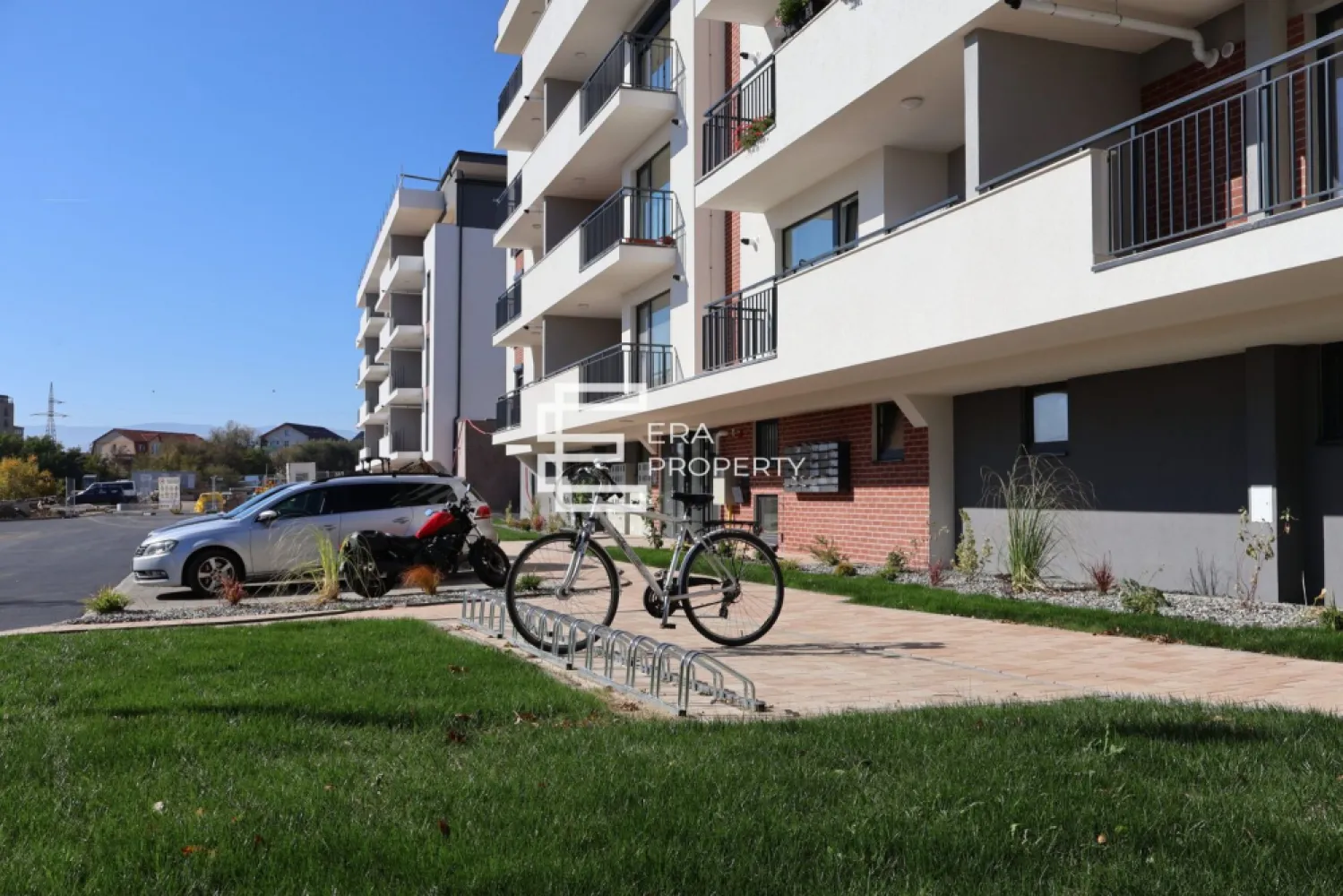Apartament tip studio 39mp + balcon 10 mp – Green Hill, Turnișor Vest - Apartament tip studio 39 mp + balcon 10 mp – Green Hill, Turnișor Vest

Zona Turnișor | 38.3 mp utili + terasa 9.67 mp | Finisaje moderne | Facilități premium

Vă propunem spre vânzare un apartament tip studio cu terasă, situat la parter, într-un ansamblu rezidențial nou și modern.
Situat în Green Hill, ansamblu rezidențial nou și modern, apartamentul oferă un stil de viață confortabil, sigur și conectat, în zona de vest a Sibiului – Turnișor, cu acces rapid către zona industrială, Aeroport, autostradă și centrul orașului.

Apartamentul are o suprafață utilă de 38,30 mp, la care se adaugă o terasă de 9,67 mp.

Compartimentare:
Bucătărie: 5,34 mp
Dormitor / cameră principală: 22,11 mp
Baie: 3,61 mp
Hol: 7,24 mp
Terasă: 9,67 mp

Apartamentul se vinde la stadiul de alb avansat.

Locurile de parcare se achiziționează separat, contra-cost:
Parcare supraterană: 7.000 euro / loc, TVA inclus
Parcare la subsol: 12.000 euro primul loc, TVA inclus
Al doilea loc de parcare la subsol: 15.000 euro, TVA inclus

Opțional: stație de încărcare pentru mașini electrice.
- Certificat energetic (conform proiect): Clasa energetică: B
- Termen de predare: octmrbrie 2026

Preț apartament: 111.320 euro, TVA 21% inclus
Intabulare estimată: octombrie 2026