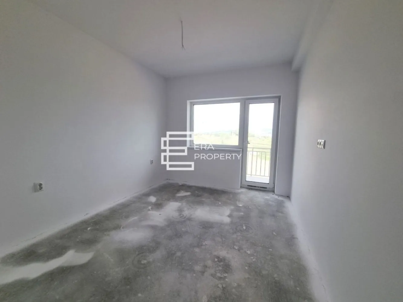 Casă individuală, 4 camere, Șelimbăr – Intabulată, predare la cheie - Individuală | 96 mp utili | P+1 cu placă de beton | Carport 2 auto | Zonă asfaltată

 𝐂𝐨𝐦𝐢𝐬𝐢𝐨𝐧 𝟎% 𝐥𝐚 𝐜𝐮𝐦𝐩𝐚𝐫𝐚𝐫𝐞
Se oferă spre vânzare o casă individuală cu regim de înălțime P+1, situată într-o zonă complet urbanizată din Șelimbăr, cu acces rapid la școală, magazine și infrastructură completă (străzi asfaltate, iluminat public, toate utilitățile racordate). Proprietatea este intabulată, permițând o tranzacționare rapidă.

𝐃𝐚𝐭𝐞 𝐭𝐞𝐡𝐧𝐢𝐜𝐞 𝐬𝐢 𝐬𝐮𝐩𝐫𝐚𝐟𝐞𝐭𝐞:
𝐒𝐮𝐩𝐫𝐚𝐟𝐚𝐭𝐚 𝐮𝐭𝐢𝐥𝐚: 96 mp
𝐒𝐮𝐩𝐫𝐚𝐟𝐚𝐭𝐚 𝐭𝐞𝐫𝐞𝐧: 230 mp (curte liberă amenajată cu pavele în zona de acces și spațiu verde în partea din spate)

𝐒𝐭𝐫𝐮𝐜𝐭𝐮𝐫𝐚 𝐬𝐢 𝐜𝐨𝐦𝐩𝐚𝐫𝐭𝐢𝐦𝐞𝐧𝐭𝐚𝐫𝐞:
𝐏𝐚𝐫𝐭𝐞𝐫: hol acces, living + bucătărie open space cu acces direct pe terasă,1 camera, baie dotată cu duș, spațiu de depozitare optimizat sub scară.
𝐄𝐭𝐚𝐣: 3 dormitoare, hol, baie dotată cu cadă, debara și acces către pod (peste etaj este turnată placă de beton).

𝐄𝐱𝐭𝐞𝐫𝐢𝐨𝐫: Carport lateral și zonă pavată cu capacitate de parcare pentru 2 autoturisme.

𝐃𝐨𝐭𝐚𝐫𝐢 𝐬𝐢 𝐞𝐟𝐢𝐜𝐢𝐞𝐧𝐭𝐚 𝐞𝐧𝐞𝐫𝐠𝐞𝐭𝐢𝐜𝐚:
Încălzire în pardoseală
Centrală termică proprie
Tâmplărie PVC cu geam termopan (3 foi de sticlă)
Izolație exterioară polistiren de 10 densitate 80 eps

Proprietatea se livrează complet finisată („la cheie”) și reprezintă o opțiune optimă pentru familiile active care caută un raport corect între finisaje moderne, suprafață utilă și localizare pragmatică.

Preț: 270.000 Euro