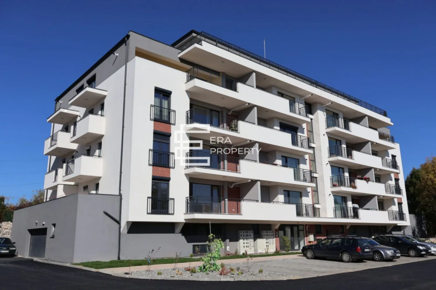 Apartament tip studio 39mp + balcon 10 mp – Green Hill, Turnișor Vest - Apartament tip studio 39 mp + balcon 10 mp – Green Hill, Turnișor Vest

Zona Turnișor | 38.3 mp utili + terasa 9.67 mp | Finisaje moderne | Facilități premium

Vă propunem spre vânzare un apartament tip studio cu terasă, situat la parter, într-un ansamblu rezidențial nou și modern.
Situat în Green Hill, ansamblu rezidențial nou și modern, apartamentul oferă un stil de viață confortabil, sigur și conectat, în zona de vest a Sibiului – Turnișor, cu acces rapid către zona industrială, Aeroport, autostradă și centrul orașului.

Apartamentul are o suprafață utilă de 38,30 mp, la care se adaugă o terasă de 9,67 mp.

Compartimentare:
Bucătărie: 5,34 mp
Dormitor / cameră principală: 22,11 mp
Baie: 3,61 mp
Hol: 7,24 mp
Terasă: 9,67 mp

Apartamentul se vinde la stadiul de alb avansat.

Locurile de parcare se achiziționează separat, contra-cost:
Parcare supraterană: 7.000 euro / loc, TVA inclus
Parcare la subsol: 12.000 euro primul loc, TVA inclus
Al doilea loc de parcare la subsol: 15.000 euro, TVA inclus

Opțional: stație de încărcare pentru mașini electrice.
- Certificat energetic (conform proiect): Clasa energetică: B
- Termen de predare: octmrbrie 2026

Preț apartament: 111.320 euro, TVA 21% inclus
Intabulare estimată: octombrie 2026