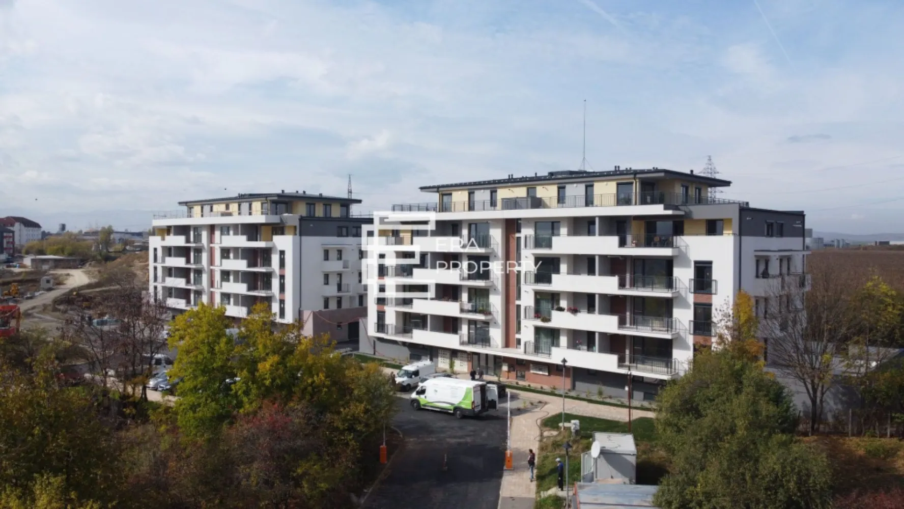 Apartament tip studio 39mp + balcon 10 mp – Green Hill, Turnișor Vest - Apartament tip studio 39 mp + balcon 10 mp – Green Hill, Turnișor Vest

Zona Turnișor | 38.3 mp utili + terasa 9.67 mp | Finisaje moderne | Facilități premium

Vă propunem spre vânzare un apartament tip studio cu terasă, situat la parter, într-un ansamblu rezidențial nou și modern.
Situat în Green Hill, ansamblu rezidențial nou și modern, apartamentul oferă un stil de viață confortabil, sigur și conectat, în zona de vest a Sibiului – Turnișor, cu acces rapid către zona industrială, Aeroport, autostradă și centrul orașului.

Apartamentul are o suprafață utilă de 38,30 mp, la care se adaugă o terasă de 9,67 mp.

Compartimentare:
Bucătărie: 5,34 mp
Dormitor / cameră principală: 22,11 mp
Baie: 3,61 mp
Hol: 7,24 mp
Terasă: 9,67 mp

Apartamentul se vinde la stadiul de alb avansat.

Locurile de parcare se achiziționează separat, contra-cost:
Parcare supraterană: 7.000 euro / loc, TVA inclus
Parcare la subsol: 12.000 euro primul loc, TVA inclus
Al doilea loc de parcare la subsol: 15.000 euro, TVA inclus

Opțional: stație de încărcare pentru mașini electrice.
- Certificat energetic (conform proiect): Clasa energetică: B
- Termen de predare: octmrbrie 2026

Preț apartament: 111.320 euro, TVA 21% inclus
Intabulare estimată: octombrie 2026