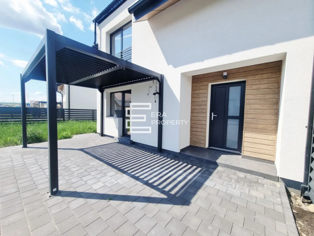 Duplex modern 4 camere, 110 mp utili, teren 380 mp – Șura Mică - 𝐂𝐚𝐬𝐚 𝐥𝐚 𝐜𝐡𝐞𝐢𝐞, 𝐜𝐮 𝐢𝐧𝐜𝐚𝐥𝐳𝐢𝐫𝐞 𝐢𝐧 𝐩𝐚𝐫𝐝𝐨𝐬𝐞𝐚𝐥𝐚, 𝐩𝐨𝐦𝐩𝐚 𝐝𝐞 𝐜𝐚𝐥𝐝𝐮𝐫𝐚 𝐬𝐢 𝐜𝐮𝐫𝐭𝐞 𝐠𝐞𝐧𝐞𝐫𝐨𝐚𝐬𝐚
-𝐂𝐨𝐧𝐟𝐨𝐫𝐭 𝐦𝐨𝐝𝐞𝐫𝐧 𝐢𝐧𝐭𝐫-𝐨 𝐳𝐨𝐧𝐚 𝐥𝐢𝐧𝐢𝐬𝐭𝐢𝐭𝐚, 𝐚𝐩𝐫𝐨𝐚𝐩𝐞 𝐝𝐞 𝐒𝐢𝐛𝐢𝐮- 

 𝐂𝐎𝐌𝐈𝐒𝐈𝐎𝐍 𝟎

Vă propunem spre vânzare un duplex modern cu 4 camere și 2 băi, situat în Șura Mică, într-un cartier nou, plăcut organizat, ideal pentru o familie care caută spațiu, confort și intimitate aproape de Sibiu.

Locuința are o suprafață utilă de 110 mp și beneficiază de un teren aferent de 380 mp, cu o curte generoasă, însorită, potrivită pentru relaxare, grill, zonă verde sau spațiu de joacă pentru copii.

Casa este construită pe două niveluri, în sistem de case alăturate, cu ziduri duble, oferind un plus de confort și intimitate.

𝐂𝐨𝐦𝐩𝐚𝐫𝐭𝐢𝐦𝐞𝐧𝐭𝐚𝐫𝐞 : 
𝐏𝐚𝐫𝐭𝐞𝐫: terasă la intrare; hol de acces; living spațios cu zonă de dining și bucătărie; baie; cameră tehnică / debara; acces către terasa din față și terasa din spate.
Zona de zi este amplă, luminoasă, cu ferestre mari și un flux foarte bun pentru viața de familie, permițând amenajări variate.
𝐄𝐭𝐚𝐣:hol; 3 dormitoare; baie cu duș și cadă.

Casa dispune și de pod pentru depozitare, cu acces pe scară batantă.

𝐃𝐨𝐭𝐚𝐫𝐢 𝐬𝐢 𝐟𝐢𝐧𝐢𝐬𝐚𝐣𝐞: Imobilul se predă finisat la cheie conform pozelor din anunt atât la exterior, cât și la interior, fiind pregătit pentru mutare.

𝐃𝐨𝐭𝐚𝐫𝐢 𝐢𝐦𝐩𝐨𝐫𝐭𝐚𝐧𝐭𝐞:
încălzire în pardoseală;
pompă de căldură Mitsubishi;
izolație cu polistiren de 15 cm;
utilități branșate: apă, canalizare și curent;
pregătire pentru panouri fotovoltaice;
terasă privată;
carport opțional;
alei pavate și zonă verde în curte.

𝐋𝐨𝐜𝐚𝐥𝐢𝐳𝐚𝐫𝐞:
Proprietatea este situată în Șura Mică, într-o zonă liniștită, dar cu acces rapid către Sibiu.
În apropiere se află magazine, iar accesul către Aeroportul Sibiu, Autostradă și Zona Industrială Vest se face rapid. Ocna Sibiului se află la aproximativ 2 km, iar zona oferă acces către lacuri naturale și spații de relaxare.

Cartierul este în dezvoltare, cu infrastructură în lucru: trotuare asfaltate, iluminat stradal, spațiu comercial, grădiniță și zonă de recreere incluse în proiect.

Această locuință este potrivită pentru o familie care caută o casă modernă, eficientă energetic, cu o curte generoasă și mutare fără griji.