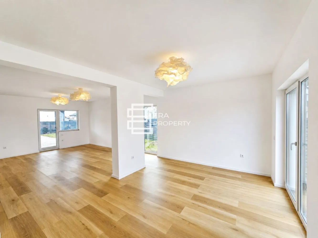 Duplex modern 4 camere, 110 mp utili, teren 380 mp – Șura Mică - 𝐂𝐚𝐬𝐚 𝐥𝐚 𝐜𝐡𝐞𝐢𝐞, 𝐜𝐮 𝐢𝐧𝐜𝐚𝐥𝐳𝐢𝐫𝐞 𝐢𝐧 𝐩𝐚𝐫𝐝𝐨𝐬𝐞𝐚𝐥𝐚, 𝐩𝐨𝐦𝐩𝐚 𝐝𝐞 𝐜𝐚𝐥𝐝𝐮𝐫𝐚 𝐬𝐢 𝐜𝐮𝐫𝐭𝐞 𝐠𝐞𝐧𝐞𝐫𝐨𝐚𝐬𝐚
-𝐂𝐨𝐧𝐟𝐨𝐫𝐭 𝐦𝐨𝐝𝐞𝐫𝐧 𝐢𝐧𝐭𝐫-𝐨 𝐳𝐨𝐧𝐚 𝐥𝐢𝐧𝐢𝐬𝐭𝐢𝐭𝐚, 𝐚𝐩𝐫𝐨𝐚𝐩𝐞 𝐝𝐞 𝐒𝐢𝐛𝐢𝐮- 

 𝐂𝐎𝐌𝐈𝐒𝐈𝐎𝐍 𝟎

Vă propunem spre vânzare un duplex modern cu 4 camere și 2 băi, situat în Șura Mică, într-un cartier nou, plăcut organizat, ideal pentru o familie care caută spațiu, confort și intimitate aproape de Sibiu.

Locuința are o suprafață utilă de 110 mp și beneficiază de un teren aferent de 380 mp, cu o curte generoasă, însorită, potrivită pentru relaxare, grill, zonă verde sau spațiu de joacă pentru copii.

Casa este construită pe două niveluri, în sistem de case alăturate, cu ziduri duble, oferind un plus de confort și intimitate.

𝐂𝐨𝐦𝐩𝐚𝐫𝐭𝐢𝐦𝐞𝐧𝐭𝐚𝐫𝐞 : 
𝐏𝐚𝐫𝐭𝐞𝐫: terasă la intrare; hol de acces; living spațios cu zonă de dining și bucătărie; baie; cameră tehnică / debara; acces către terasa din față și terasa din spate.
Zona de zi este amplă, luminoasă, cu ferestre mari și un flux foarte bun pentru viața de familie, permițând amenajări variate.
𝐄𝐭𝐚𝐣:hol; 3 dormitoare; baie cu duș și cadă.

Casa dispune și de pod pentru depozitare, cu acces pe scară batantă.

𝐃𝐨𝐭𝐚𝐫𝐢 𝐬𝐢 𝐟𝐢𝐧𝐢𝐬𝐚𝐣𝐞: Imobilul se predă finisat la cheie conform pozelor din anunt atât la exterior, cât și la interior, fiind pregătit pentru mutare.

𝐃𝐨𝐭𝐚𝐫𝐢 𝐢𝐦𝐩𝐨𝐫𝐭𝐚𝐧𝐭𝐞:
încălzire în pardoseală;
pompă de căldură Mitsubishi;
izolație cu polistiren de 15 cm;
utilități branșate: apă, canalizare și curent;
pregătire pentru panouri fotovoltaice;
terasă privată;
carport opțional;
alei pavate și zonă verde în curte.

𝐋𝐨𝐜𝐚𝐥𝐢𝐳𝐚𝐫𝐞:
Proprietatea este situată în Șura Mică, într-o zonă liniștită, dar cu acces rapid către Sibiu.
În apropiere se află magazine, iar accesul către Aeroportul Sibiu, Autostradă și Zona Industrială Vest se face rapid. Ocna Sibiului se află la aproximativ 2 km, iar zona oferă acces către lacuri naturale și spații de relaxare.

Cartierul este în dezvoltare, cu infrastructură în lucru: trotuare asfaltate, iluminat stradal, spațiu comercial, grădiniță și zonă de recreere incluse în proiect.

Această locuință este potrivită pentru o familie care caută o casă modernă, eficientă energetic, cu o curte generoasă și mutare fără griji.
