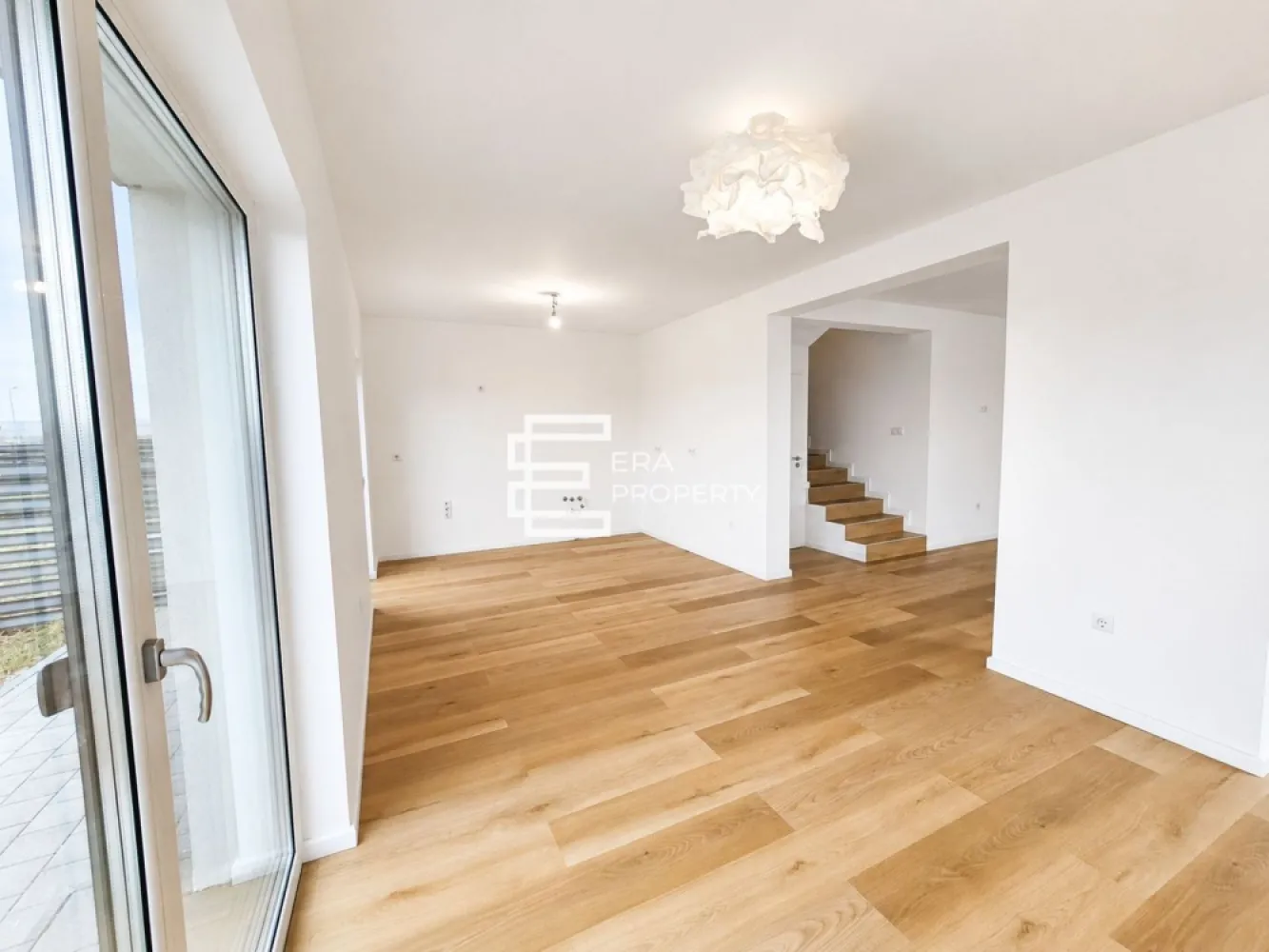 Duplex modern 4 camere, 110 mp utili, teren 380 mp – Șura Mică - 𝐂𝐚𝐬𝐚 𝐥𝐚 𝐜𝐡𝐞𝐢𝐞, 𝐜𝐮 𝐢𝐧𝐜𝐚𝐥𝐳𝐢𝐫𝐞 𝐢𝐧 𝐩𝐚𝐫𝐝𝐨𝐬𝐞𝐚𝐥𝐚, 𝐩𝐨𝐦𝐩𝐚 𝐝𝐞 𝐜𝐚𝐥𝐝𝐮𝐫𝐚 𝐬𝐢 𝐜𝐮𝐫𝐭𝐞 𝐠𝐞𝐧𝐞𝐫𝐨𝐚𝐬𝐚
-𝐂𝐨𝐧𝐟𝐨𝐫𝐭 𝐦𝐨𝐝𝐞𝐫𝐧 𝐢𝐧𝐭𝐫-𝐨 𝐳𝐨𝐧𝐚 𝐥𝐢𝐧𝐢𝐬𝐭𝐢𝐭𝐚, 𝐚𝐩𝐫𝐨𝐚𝐩𝐞 𝐝𝐞 𝐒𝐢𝐛𝐢𝐮- 

 𝐂𝐎𝐌𝐈𝐒𝐈𝐎𝐍 𝟎

Vă propunem spre vânzare un duplex modern cu 4 camere și 2 băi, situat în Șura Mică, într-un cartier nou, plăcut organizat, ideal pentru o familie care caută spațiu, confort și intimitate aproape de Sibiu.

Locuința are o suprafață utilă de 110 mp și beneficiază de un teren aferent de 380 mp, cu o curte generoasă, însorită, potrivită pentru relaxare, grill, zonă verde sau spațiu de joacă pentru copii.

Casa este construită pe două niveluri, în sistem de case alăturate, cu ziduri duble, oferind un plus de confort și intimitate.

𝐂𝐨𝐦𝐩𝐚𝐫𝐭𝐢𝐦𝐞𝐧𝐭𝐚𝐫𝐞 : 
𝐏𝐚𝐫𝐭𝐞𝐫: terasă la intrare; hol de acces; living spațios cu zonă de dining și bucătărie; baie; cameră tehnică / debara; acces către terasa din față și terasa din spate.
Zona de zi este amplă, luminoasă, cu ferestre mari și un flux foarte bun pentru viața de familie, permițând amenajări variate.
𝐄𝐭𝐚𝐣:hol; 3 dormitoare; baie cu duș și cadă.

Casa dispune și de pod pentru depozitare, cu acces pe scară batantă.

𝐃𝐨𝐭𝐚𝐫𝐢 𝐬𝐢 𝐟𝐢𝐧𝐢𝐬𝐚𝐣𝐞: Imobilul se predă finisat la cheie conform pozelor din anunt atât la exterior, cât și la interior, fiind pregătit pentru mutare.

𝐃𝐨𝐭𝐚𝐫𝐢 𝐢𝐦𝐩𝐨𝐫𝐭𝐚𝐧𝐭𝐞:
încălzire în pardoseală;
pompă de căldură Mitsubishi;
izolație cu polistiren de 15 cm;
utilități branșate: apă, canalizare și curent;
pregătire pentru panouri fotovoltaice;
terasă privată;
carport opțional;
alei pavate și zonă verde în curte.

𝐋𝐨𝐜𝐚𝐥𝐢𝐳𝐚𝐫𝐞:
Proprietatea este situată în Șura Mică, într-o zonă liniștită, dar cu acces rapid către Sibiu.
În apropiere se află magazine, iar accesul către Aeroportul Sibiu, Autostradă și Zona Industrială Vest se face rapid. Ocna Sibiului se află la aproximativ 2 km, iar zona oferă acces către lacuri naturale și spații de relaxare.

Cartierul este în dezvoltare, cu infrastructură în lucru: trotuare asfaltate, iluminat stradal, spațiu comercial, grădiniță și zonă de recreere incluse în proiect.

Această locuință este potrivită pentru o familie care caută o casă modernă, eficientă energetic, cu o curte generoasă și mutare fără griji.