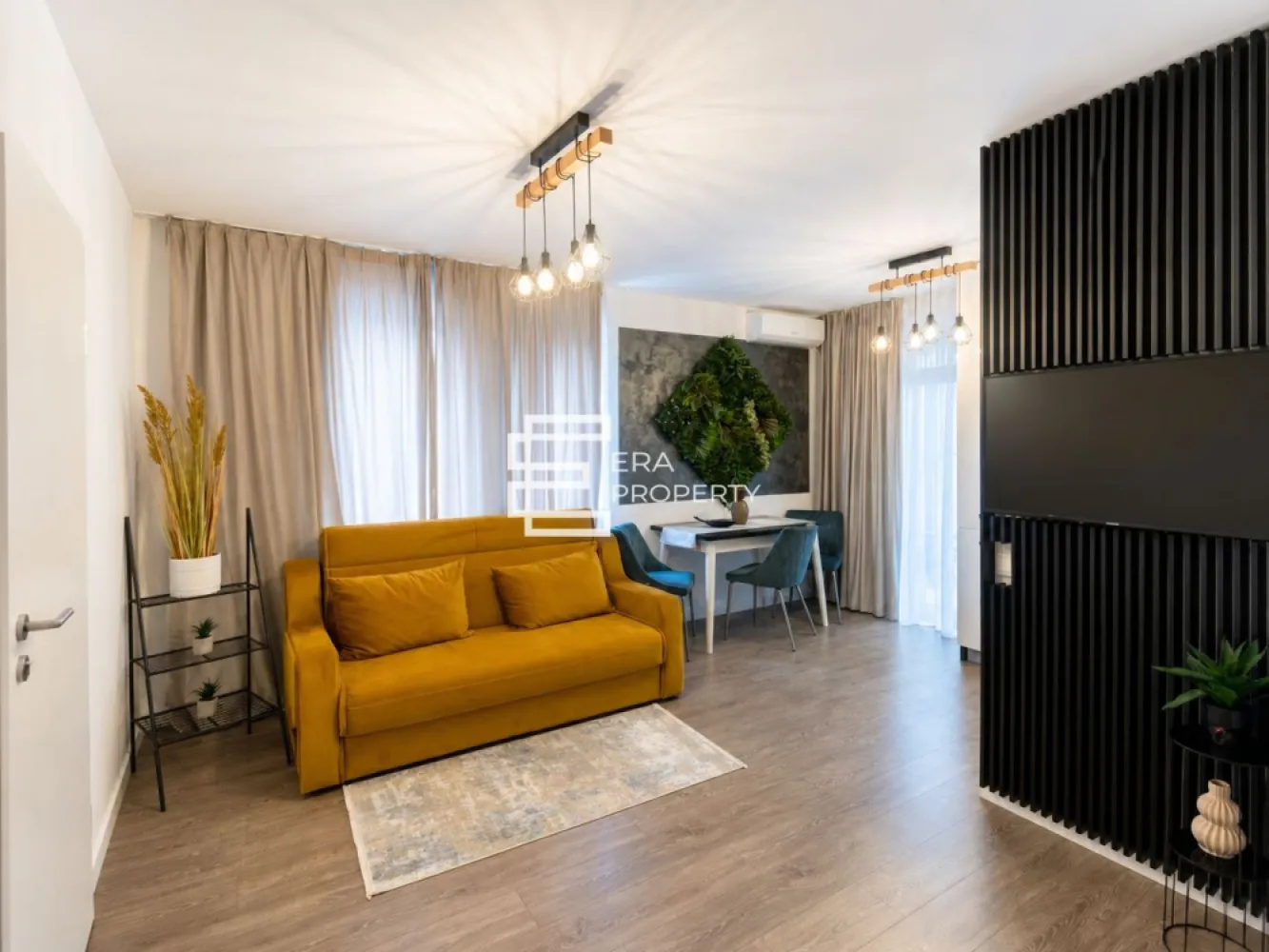 Apartament modern cu 2 unități tip studio, 2 băi și 2 terase - 𝐂𝐨𝐧𝐬𝐭𝐫𝐮𝐜𝐭𝐢𝐞 𝐧𝐨𝐮𝐚, 𝐜𝐥𝐚𝐬𝐚 𝐞𝐧𝐞𝐫𝐠𝐞𝐭𝐢𝐜𝐚 𝐀, 𝐢𝐧𝐜𝐚𝐥𝐳𝐢𝐫𝐞 𝐢𝐧 𝐩𝐚𝐫𝐝𝐨𝐬𝐞𝐚𝐥𝐚, 𝐥𝐢𝐟𝐭, 𝐭𝐞𝐫𝐚𝐬𝐞 𝐬𝐢 𝐯𝐞𝐝𝐞𝐫𝐞 𝐬𝐩𝐫𝐞 𝐦𝐮𝐧𝐭𝐢. 𝐏𝐨𝐭𝐫𝐢𝐯𝐢𝐭 𝐩𝐞𝐧𝐭𝐫𝐮 𝐥𝐨𝐜𝐮𝐢𝐫𝐞 𝐬𝐚𝐮 𝐢𝐧𝐯𝐞𝐬𝐭𝐢𝐭𝐢𝐞.

Vă propunem spre vânzare un apartament modern, situat într-un ansamblu rezidențial nou din Sibiu, la etajul 1, într-un imobil dotat cu lift.

Apartamentul este configurat practic în două unități tip studio, fiecare având compartimentare completă și funcțională. Această structură oferă flexibilitate atât pentru locuire, cât și pentru investiție.

Poate fi folosit ca locuință spațioasă, cu 2 dormitoare, 2 băi și 2 terase, sau poate fi exploatat ca investiție, prin închirierea separată a celor două unități.

𝐂𝐨𝐦𝐩𝐚𝐫𝐭𝐢𝐦𝐞𝐧𝐭𝐚𝐫𝐞:
 Fiecare studio dispune de: hol, living cu bucătărie open space; dormitor; baie; terasă.

Prin utilizarea împreună a celor două unități, rezultă un apartament generos, cu: 2 zone de living cu bucătărie;2 dormitoare;
2 băi; 2 terase. 

𝐃𝐨𝐭𝐚𝐫𝐢 𝐬𝐢 𝐚𝐯𝐚𝐧𝐭𝐚𝐣𝐞
construcție nouă;
𝐜𝐥𝐚𝐬𝐚 𝐞𝐧𝐞𝐫𝐠𝐞𝐭𝐢𝐜𝐚 𝐀;
𝐢𝐧𝐜𝐚𝐥𝐳𝐢𝐫𝐞 𝐢𝐧 𝐩𝐚𝐫𝐝𝐨𝐬𝐞𝐚𝐥𝐚;
imobil cu lift;
𝐚𝐩𝐚𝐫𝐚𝐭 𝐚𝐞𝐫 𝐜𝐨𝐧𝐝𝐢𝐭𝐢𝐨𝐧𝐚𝐭 𝐦𝐨𝐧𝐭𝐚𝐭;
𝟐 𝐥𝐨𝐜𝐮𝐫𝐢 𝐝𝐞 𝐩𝐚𝐫𝐜𝐚𝐫𝐞 𝐢𝐧𝐜𝐥𝐮𝐬𝐞;
etaj 1;
vedere plăcută spre munți;
spații luminoase, cu orientare bună;
potrivit pentru locuire sau investiție.

Apartamentul este o alegere practică pentru cei care caută o locuință modernă, dar și pentru cumpărătorii interesați de randament investițional, datorită posibilității de utilizare separată a celor două unități.

Comision 0% pentru cumpărător