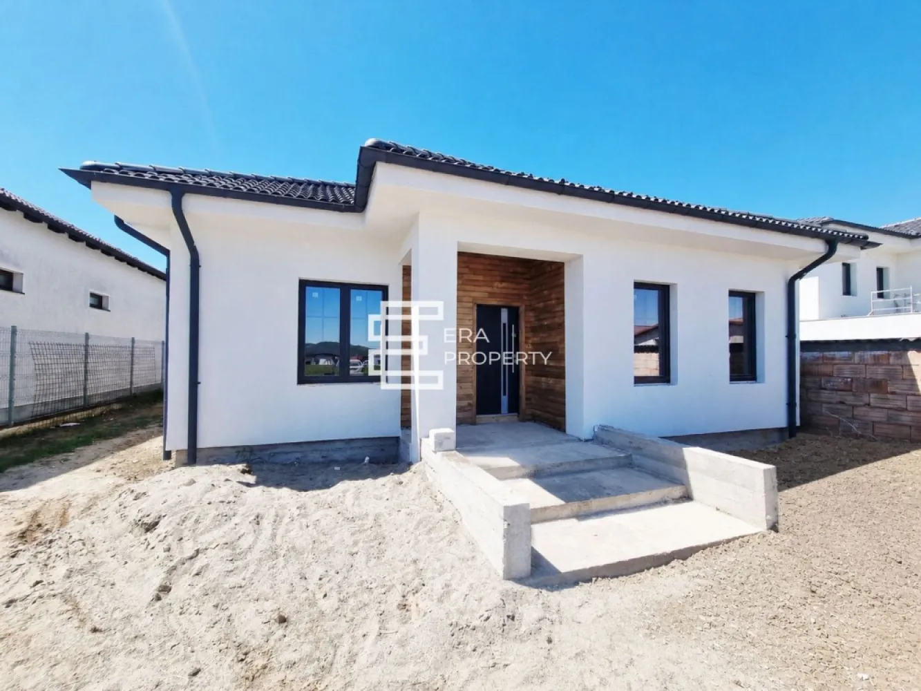 Casă individuala, 500 mp teren, 3 dormitoare, Șelimbăr Tineretului - Casă individuală pe un singur nivel | 500 mp teren | Șelimbăr – Cartier Tineretului

Se oferă spre vânzare o casă individuală, dispusă integral pe parter, situată în Șelimbăr, Cartier Tineretului, într-o zonă rezidențială aflată în dezvoltare. Proprietatea este potrivită pentru o familie care își dorește spațiu, intimitate și posibilitatea de a-și amenaja locuința după propriile preferințe.

Casa este amplasată pe un teren de 500 mp și are o suprafață construită de 165 mp, respectiv o suprafață utilă de aproximativ 130 mp. Compartimentarea este practică și echilibrată, cu o zonă de zi generoasă și spații de odihnă bine delimitate.

Locuința este compusă din:
living cu bucătărie open space, în suprafață de aproximativ 49,71 mp;
3 dormitoare;
2 băi;
cameră tehnică;
hol generos;
terasă acoperită de aproximativ 12,15 mp, cu acces direct din zona de living.

Accesul principal este separat și bine definit, iar circulația interioară este eficientă, locuința fiind gândită pentru confort și funcționalitate.

Casa se predă în stadiul actual: exterior izolat cu polistiren și decorativă aplicată, geamuri montate, uși de acces montate, interior la roșu și curte neamenajată. Utilitățile sunt disponibile la poartă.

Un avantaj important al proprietății este faptul că locuința este construită pe un singur nivel, fără scări interioare, aspect care oferă un plus de confort atât pentru familiile cu copii, cât și pentru persoanele care își doresc o locuință practică pe termen lung.

Proprietatea reprezintă o oportunitate bună pentru cei care caută o casă individuală cu teren generos, într-o zonă liniștită din Șelimbăr, cu posibilitatea de finalizare și amenajare după propriul stil.