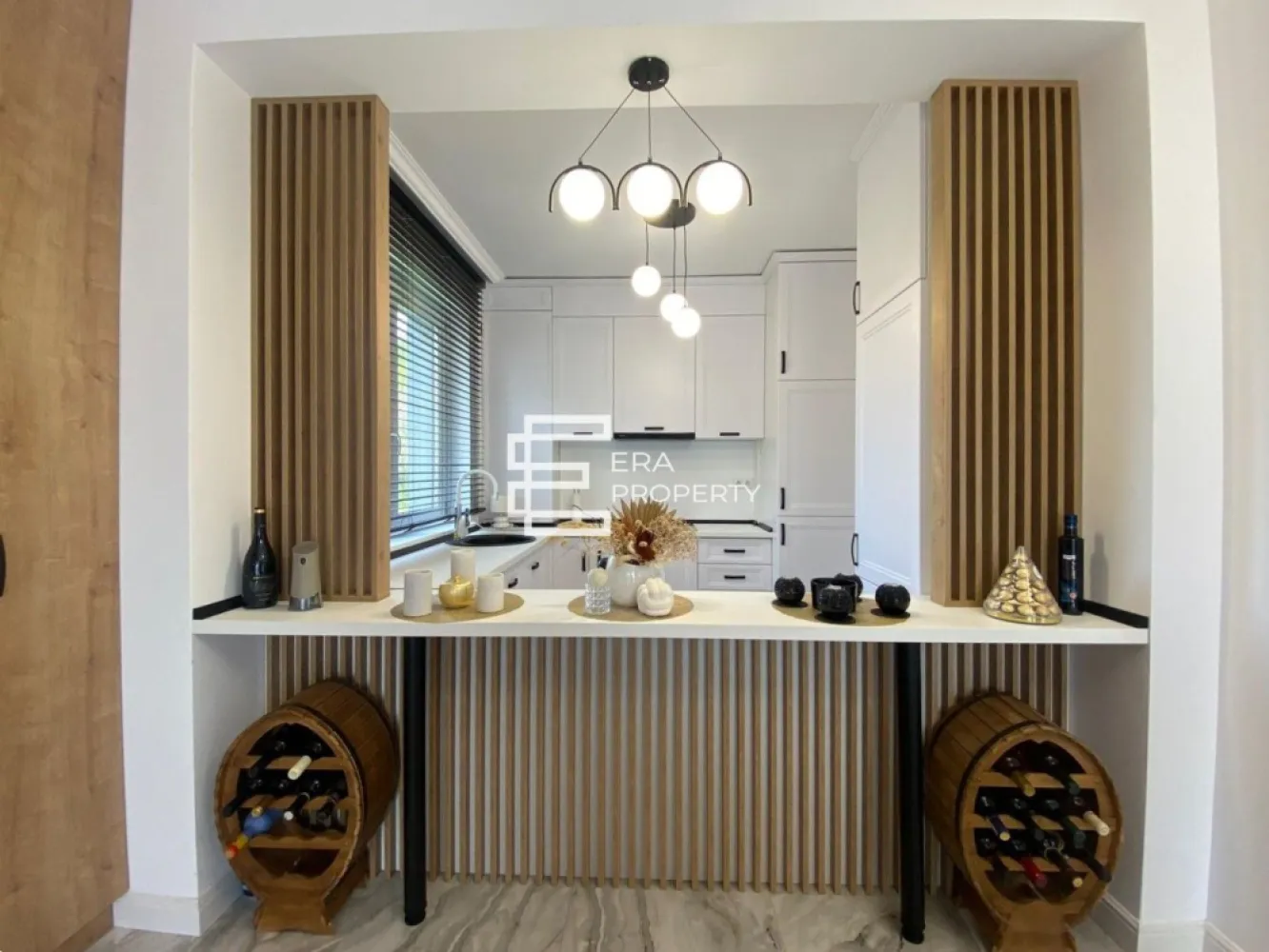 Apartament 2 camere, mobilat și utilat | prima inchiriere |zona DaVinci - Apartament 2 camere de închiriat, mobilat și utilat | Parcare inclusă 

Vă propunem spre închiriere un apartament modern cu 2 camere, situat într-un ansamblu rezidențial nou, ideal pentru cei care își doresc o locuință confortabilă, complet pregătită pentru mutare.

Apartamentul are o suprafață utilă de 53 mp și beneficiază de un balcon generos de 9,42 mp. Compartimentarea este practică și eficientă: hol de acces, bucătărie, baie, living cu acces pe balcon și dormitor.
𝐀𝐩𝐚𝐫𝐭𝐚𝐦𝐞𝐧𝐭𝐮𝐥 𝐬𝐞 𝐚𝐟𝐥𝐚̆ 𝐥𝐚 𝐩𝐫𝐢𝐦𝐚 𝐢̂𝐧𝐜𝐡𝐢𝐫𝐢𝐞𝐫𝐞 𝐬̦𝐢 𝐬𝐞 𝐩𝐫𝐞𝐝𝐚̆ 𝐜𝐨𝐦𝐩𝐥𝐞𝐭 𝐦𝐨𝐛𝐢𝐥𝐚𝐭 𝐬̦𝐢 𝐮𝐭𝐢𝐥𝐚𝐭, 𝐞𝐱𝐚𝐜𝐭 𝐜𝐚 𝐢̂𝐧 𝐟𝐨𝐭𝐨𝐠𝐫𝐚𝐟𝐢𝐢. 𝐌𝐨𝐛𝐢𝐥𝐢𝐞𝐫𝐮𝐥 𝐞𝐬𝐭𝐞 𝐫𝐞𝐚𝐥𝐢𝐳𝐚𝐭 𝐥𝐚 𝐜𝐨𝐦𝐚𝐧𝐝𝐚̆, 𝐢𝐚𝐫 𝐞𝐥𝐞𝐜𝐭𝐫𝐨𝐜𝐚𝐬𝐧𝐢𝐜𝐞𝐥𝐞 𝐬𝐮𝐧𝐭 𝐢𝐧𝐜𝐥𝐮𝐬𝐞, 𝐚𝐬𝐭𝐟𝐞𝐥 𝐢̂𝐧𝐜𝐚̂𝐭 𝐯𝐢𝐢𝐭𝐨𝐫𝐮𝐥 𝐜𝐡𝐢𝐫𝐢𝐚𝐬̦ 𝐬𝐞 𝐩𝐨𝐚𝐭𝐞 𝐦𝐮𝐭𝐚 𝐢𝐦𝐞𝐝𝐢𝐚𝐭, 𝐟𝐚̆𝐫𝐚̆ 𝐢𝐧𝐯𝐞𝐬𝐭𝐢𝐭̦𝐢𝐢 𝐬𝐮𝐩𝐥𝐢𝐦𝐞𝐧𝐭𝐚𝐫𝐞. 𝐅𝐢𝐧𝐢𝐬𝐚𝐣𝐞𝐥𝐞 𝐬̦𝐢 𝐝𝐨𝐭𝐚̆𝐫𝐢𝐥𝐞 𝐬𝐮𝐧𝐭 𝐧𝐨𝐢, 𝐩𝐫𝐞𝐠𝐚̆𝐭𝐢𝐭𝐞 𝐩𝐞𝐧𝐭𝐫𝐮 𝐩𝐫𝐢𝐦𝐚 𝐮𝐭𝐢𝐥𝐢𝐳𝐚𝐫𝐞.

Dotări și finisaje:
încălzire în pardoseală, prin centrală proprie;
bucătărie mobilată și utilată complet;
living mobilat cu canapea extensibilă și zonă de dining;
dormitor cu pat matrimonial, dressing generos și riflaje decorative;
baie mobilată și utilată;
ușă metalică la intrare;
uși interioare Porta Doors;
tâmplărie PVC cu geam termopan;
pardoseli din gresie;
pereți finisați cu vopsea lavabilă și faianță.

Apartamentul este situat la parter, are vedere panoramică, neobturată, iar în preț este inclus și un loc de parcare.
Ansamblul oferă un cadru rezidențial aerisit, cu spații verzi, parc de joacă pentru copii și acces rapid către Zona Industrială Vest, la aproximativ 5 minute. Aproximativ 45% din suprafața ansamblului este dedicată zonelor verzi.

Utilități și dotări ale imobilului:
curent, apă, canalizare, gaz;
fibră optică, CATV, telefon;
contorizare separată;
bloc izolat termic;
videointerfon;
senzor de fum;
spații de agrement în ansamblu.

Apartamentul este potrivit pentru o persoană sau un cuplu care își dorește o locuință modernă, într-un ansamblu nou, cu acces facil către oraș și zona industrială.

Preț chirie: 500 euro/lună.
Se solicită garanție echivalentă cu o lună de chirie.
 Apartamentul este disponibil imediat.