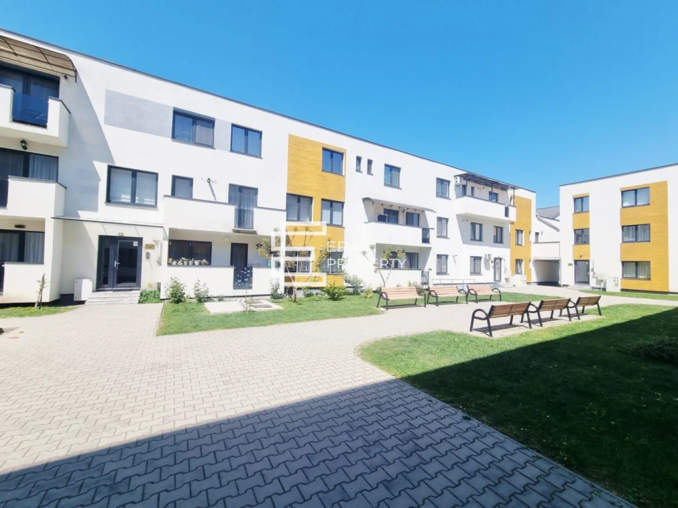 Apartament 2 camere spațios, 64 mp utili + balcon | etaj 1 | Turnisor - Apartament 2 camere spațios, 64 mp utili + balcon | etaj 1 | Turnișor

ERA Property propune spre vânzare un apartament spațios cu 2 camere, situat în Turnișor, pe strada Eduard Albert Bieltz, într-un imobil nou, finalizat în 2020.

Apartamentul este amplasat la etajul 1 din 2 și are o suprafață utilă de 64,40 mp, la care se adaugă un balcon de 3,30 mp. Loc de parcare suprateran inclus în preț. Opțional, se poate achiziționa separat și loc de parcare subteran.

Locuința este configurată în prezent ca apartament cu 2 camere, cu living generos, bucătărie separată, dormitor, baie principală, baie secundară utilizată ca spațiu de depozitare și balcon. În documentație, apartamentul este prevăzut ca 3 camere, iar compartimentarea poate fi readusă la forma inițială.

Beneficiază de încălzire în pardoseală, jaluzele exterioare din aluminiu, plase de țânțari, bucătărie mobilată și utilată, dulapuri pentru depozitare și finisaje bine întreținute.
Imobilul are curte interioară cu loc de joacă, iar zona oferă acces rapid către centrul Sibiului, Aeroport, zona industrială Vest și principalele artere de circulație ale orașului. În apropiere se află stații de autobuz, magazine, farmacii, bănci și alte puncte de interes.