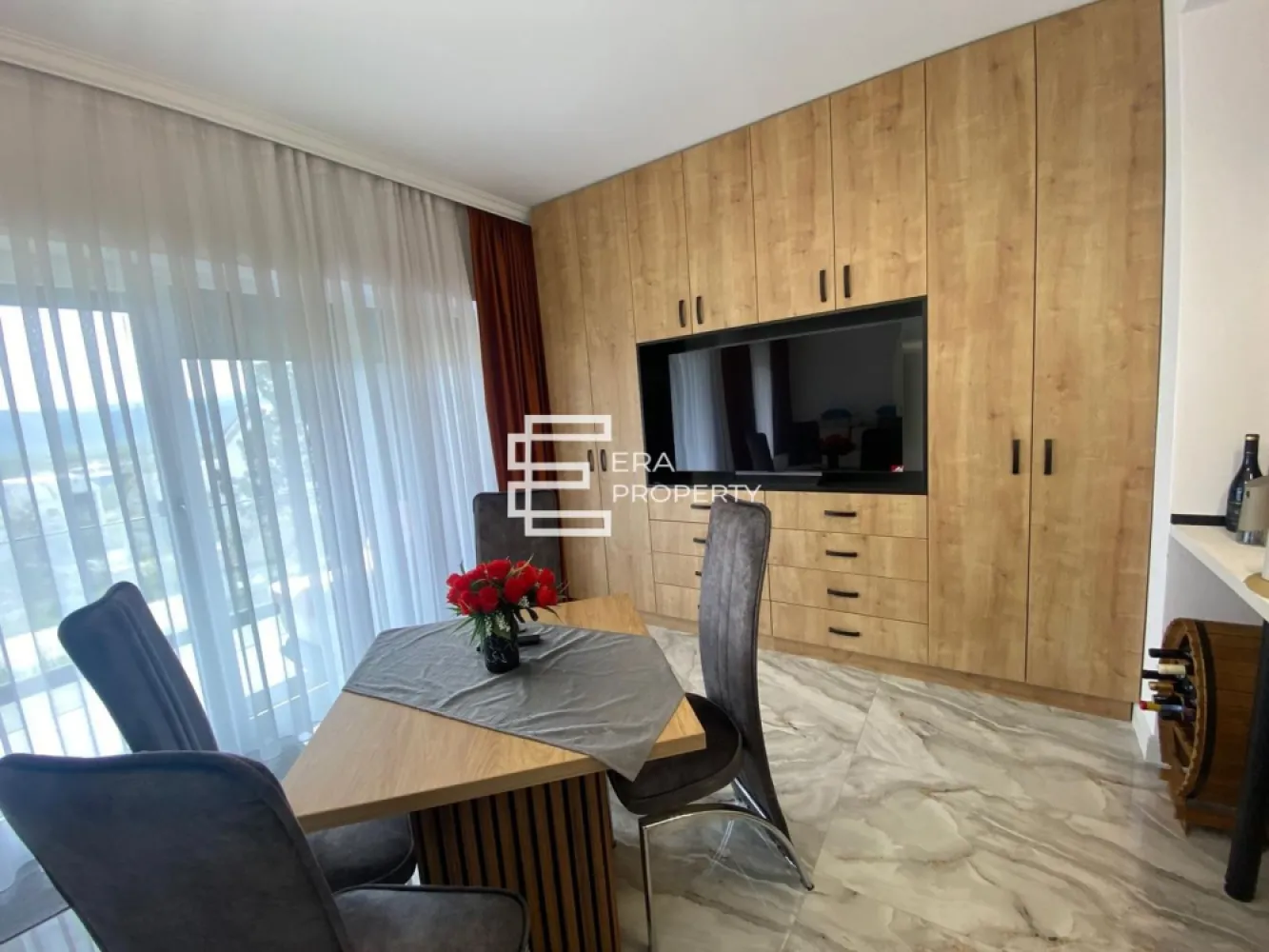 Apartament 2 camere, mobilat și utilat | prima inchiriere |zona DaVinci - Apartament 2 camere de închiriat, mobilat și utilat | Parcare inclusă 

Vă propunem spre închiriere un apartament modern cu 2 camere, situat într-un ansamblu rezidențial nou, ideal pentru cei care își doresc o locuință confortabilă, complet pregătită pentru mutare.

Apartamentul are o suprafață utilă de 53 mp și beneficiază de un balcon generos de 9,42 mp. Compartimentarea este practică și eficientă: hol de acces, bucătărie, baie, living cu acces pe balcon și dormitor.
𝐀𝐩𝐚𝐫𝐭𝐚𝐦𝐞𝐧𝐭𝐮𝐥 𝐬𝐞 𝐚𝐟𝐥𝐚̆ 𝐥𝐚 𝐩𝐫𝐢𝐦𝐚 𝐢̂𝐧𝐜𝐡𝐢𝐫𝐢𝐞𝐫𝐞 𝐬̦𝐢 𝐬𝐞 𝐩𝐫𝐞𝐝𝐚̆ 𝐜𝐨𝐦𝐩𝐥𝐞𝐭 𝐦𝐨𝐛𝐢𝐥𝐚𝐭 𝐬̦𝐢 𝐮𝐭𝐢𝐥𝐚𝐭, 𝐞𝐱𝐚𝐜𝐭 𝐜𝐚 𝐢̂𝐧 𝐟𝐨𝐭𝐨𝐠𝐫𝐚𝐟𝐢𝐢. 𝐌𝐨𝐛𝐢𝐥𝐢𝐞𝐫𝐮𝐥 𝐞𝐬𝐭𝐞 𝐫𝐞𝐚𝐥𝐢𝐳𝐚𝐭 𝐥𝐚 𝐜𝐨𝐦𝐚𝐧𝐝𝐚̆, 𝐢𝐚𝐫 𝐞𝐥𝐞𝐜𝐭𝐫𝐨𝐜𝐚𝐬𝐧𝐢𝐜𝐞𝐥𝐞 𝐬𝐮𝐧𝐭 𝐢𝐧𝐜𝐥𝐮𝐬𝐞, 𝐚𝐬𝐭𝐟𝐞𝐥 𝐢̂𝐧𝐜𝐚̂𝐭 𝐯𝐢𝐢𝐭𝐨𝐫𝐮𝐥 𝐜𝐡𝐢𝐫𝐢𝐚𝐬̦ 𝐬𝐞 𝐩𝐨𝐚𝐭𝐞 𝐦𝐮𝐭𝐚 𝐢𝐦𝐞𝐝𝐢𝐚𝐭, 𝐟𝐚̆𝐫𝐚̆ 𝐢𝐧𝐯𝐞𝐬𝐭𝐢𝐭̦𝐢𝐢 𝐬𝐮𝐩𝐥𝐢𝐦𝐞𝐧𝐭𝐚𝐫𝐞. 𝐅𝐢𝐧𝐢𝐬𝐚𝐣𝐞𝐥𝐞 𝐬̦𝐢 𝐝𝐨𝐭𝐚̆𝐫𝐢𝐥𝐞 𝐬𝐮𝐧𝐭 𝐧𝐨𝐢, 𝐩𝐫𝐞𝐠𝐚̆𝐭𝐢𝐭𝐞 𝐩𝐞𝐧𝐭𝐫𝐮 𝐩𝐫𝐢𝐦𝐚 𝐮𝐭𝐢𝐥𝐢𝐳𝐚𝐫𝐞.

Dotări și finisaje:
încălzire în pardoseală, prin centrală proprie;
bucătărie mobilată și utilată complet;
living mobilat cu canapea extensibilă și zonă de dining;
dormitor cu pat matrimonial, dressing generos și riflaje decorative;
baie mobilată și utilată;
ușă metalică la intrare;
uși interioare Porta Doors;
tâmplărie PVC cu geam termopan;
pardoseli din gresie;
pereți finisați cu vopsea lavabilă și faianță.

Apartamentul este situat la parter, are vedere panoramică, neobturată, iar în preț este inclus și un loc de parcare.
Ansamblul oferă un cadru rezidențial aerisit, cu spații verzi, parc de joacă pentru copii și acces rapid către Zona Industrială Vest, la aproximativ 5 minute. Aproximativ 45% din suprafața ansamblului este dedicată zonelor verzi.

Utilități și dotări ale imobilului:
curent, apă, canalizare, gaz;
fibră optică, CATV, telefon;
contorizare separată;
bloc izolat termic;
videointerfon;
senzor de fum;
spații de agrement în ansamblu.

Apartamentul este potrivit pentru o persoană sau un cuplu care își dorește o locuință modernă, într-un ansamblu nou, cu acces facil către oraș și zona industrială.

Preț chirie: 500 euro/lună.
Se solicită garanție echivalentă cu o lună de chirie.
 Apartamentul este disponibil imediat.