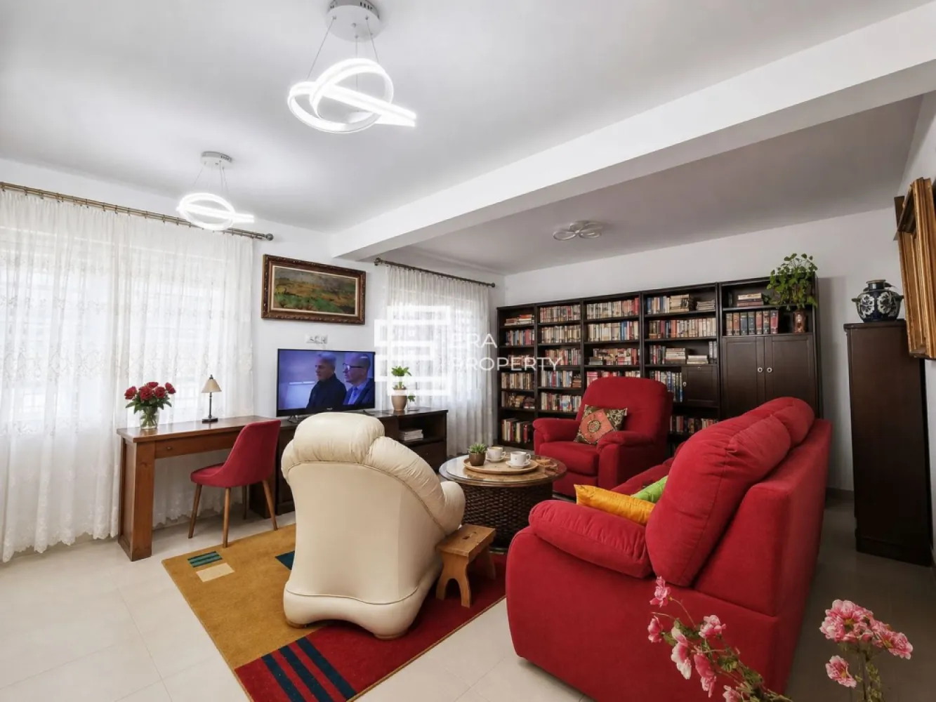 Apartament 2 camere spațios, 64 mp utili + balcon | etaj 1 | Turnisor - Apartament 2 camere spațios, 64 mp utili + balcon | etaj 1 | Turnișor

ERA Property propune spre vânzare un apartament spațios cu 2 camere, situat în Turnișor, pe strada Eduard Albert Bieltz, într-un imobil nou, finalizat în 2020.

Apartamentul este amplasat la etajul 1 din 2 și are o suprafață utilă de 64,40 mp, la care se adaugă un balcon de 3,30 mp. Loc de parcare suprateran inclus în preț. Opțional, se poate achiziționa separat și loc de parcare subteran.

Locuința este configurată în prezent ca apartament cu 2 camere, cu living generos, bucătărie separată, dormitor, baie principală, baie secundară utilizată ca spațiu de depozitare și balcon. În documentație, apartamentul este prevăzut ca 3 camere, iar compartimentarea poate fi readusă la forma inițială.

Beneficiază de încălzire în pardoseală, jaluzele exterioare din aluminiu, plase de țânțari, bucătărie mobilată și utilată, dulapuri pentru depozitare și finisaje bine întreținute.
Imobilul are curte interioară cu loc de joacă, iar zona oferă acces rapid către centrul Sibiului, Aeroport, zona industrială Vest și principalele artere de circulație ale orașului. În apropiere se află stații de autobuz, magazine, farmacii, bănci și alte puncte de interes.