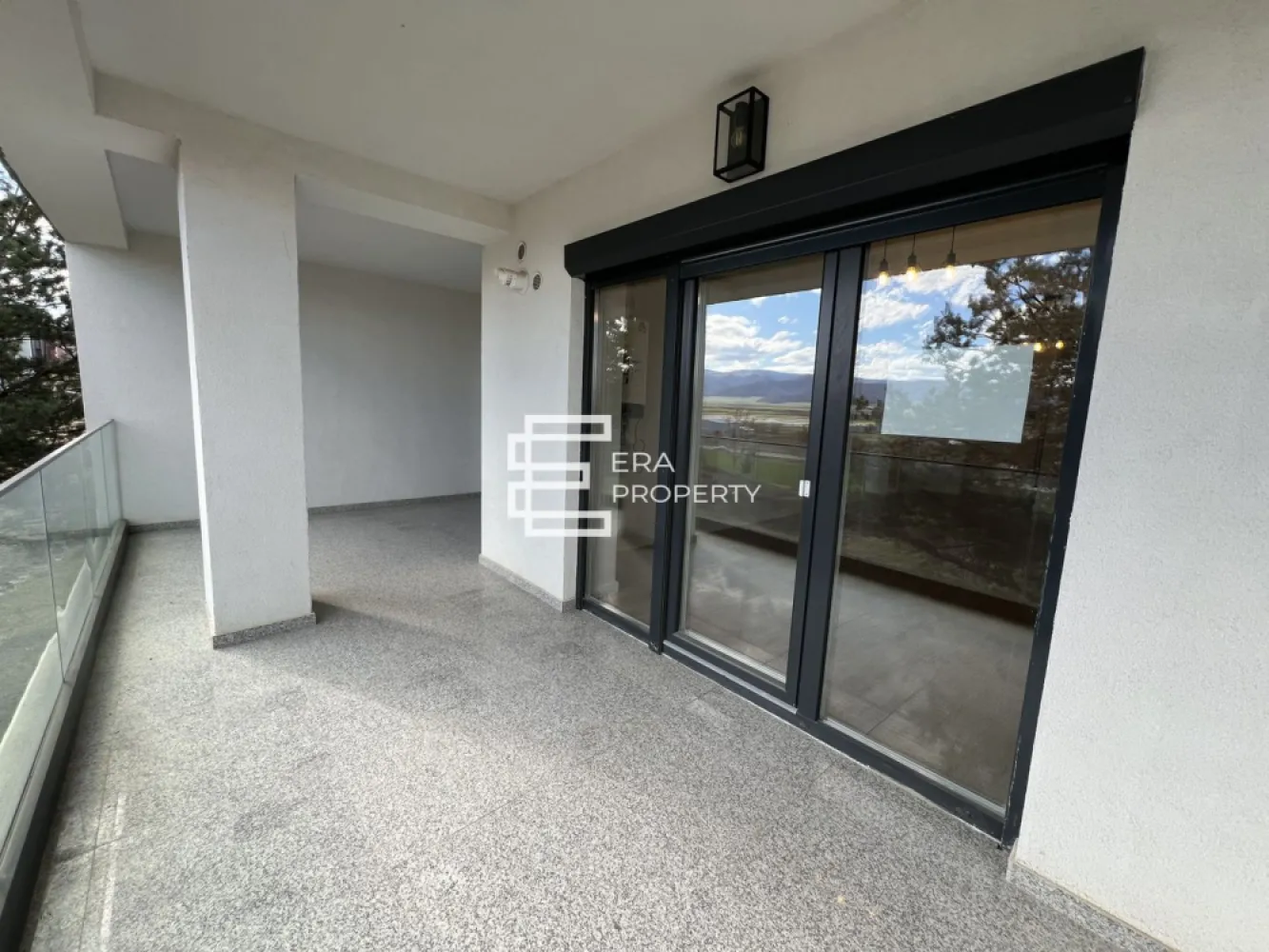 Apartament 2 camere 52mp - terasa 18 mp- zona de Vest Sibiu - 𝐀𝐩𝐚𝐫𝐭𝐚𝐦𝐞𝐧𝐭 𝟐 𝐜𝐚𝐦𝐞𝐫𝐞 𝐜𝐮 𝐥𝐨𝐠𝐢𝐞 𝐠𝐞𝐧𝐞𝐫𝐨𝐚𝐬𝐚̆ – 𝐃𝐚𝐕𝐢𝐧𝐜𝐢 𝐇𝐨𝐦𝐞𝐬, 𝐳𝐨𝐧𝐚 𝐝𝐞 𝐕𝐞𝐬𝐭 𝐒𝐢𝐛𝐢𝐮

 𝐂𝐨𝐦𝐢𝐬𝐢𝐨𝐧 𝟎% 𝐥𝐚 𝐚𝐜𝐡𝐢𝐳𝐢𝐭̦𝐢𝐨𝐧𝐚𝐫𝐞

ERA Property vă propune spre vânzare un apartament cu 2 camere, situat în cartierul rezidențial DaVinci Homes, în zona de Vest a orașului Sibiu – o zonă aerisită, modernă, cu acces facil către oraș, aeroport și principalele puncte de interes.

Apartamentul este amplasat la parter înalt și are o suprafață utilă de 52,06 mp, la care se adaugă o logie generoasă de 18,46 mp, cu orientare sudică și închidere cu sticlă securizată.

Compartimentat astfel: hol acces, living cu bucatarie open space, 1 dormitor, baie, terasa cu acces din toate incaperile.
Apartamentul se preda la stadiul de ALB: pereti finisati cu lavanila alba, centrala termica, incalzire in pardoseala, sapa elicopterizata, instalatii termice , electice si sanitare trase pe pozitii.
Beneficiaza de un loc de parcare inclus.

𝐀𝐯𝐚𝐧𝐭𝐚𝐣𝐞 𝐚𝐧𝐬𝐚𝐦𝐛𝐥𝐮 𝐃𝐚𝐕𝐢𝐧𝐜𝐢 𝐇𝐨𝐦𝐞𝐬:
ansamblu rezidențial nou;
izolație cu vată bazaltică;
45% spații verzi;
fațade cu larice siberian și piatră naturală;
locuri de joacă amenajate în cadrul ansamblului;
acces facil, fără ambuteiaje;
4 căi de acces către și dinspre ansamblu.

Locuința poate fi achiziționată și prin credit bancar.

***𝐈𝐦𝐚𝐠𝐢𝐧𝐢𝐥𝐞 𝐚𝐩𝐚𝐫𝐭̦𝐢𝐧 𝐮𝐧𝐮𝐢 𝐚𝐩𝐚𝐫𝐭𝐚𝐦𝐞𝐧𝐭 𝐬𝐢𝐦𝐢𝐥𝐚𝐫 𝐬̦𝐢 𝐬𝐮𝐧𝐭 𝐚𝐟𝐢𝐬̦𝐚𝐭𝐞 𝐜𝐮 𝐭𝐢𝐭𝐥𝐮 𝐢𝐧𝐟𝐨𝐫𝐦𝐚𝐭𝐢𝐯.
𝐏𝐫𝐞𝐝𝐚𝐫𝐞: 𝐦𝐚𝐢 𝟐𝟎𝟐𝟔