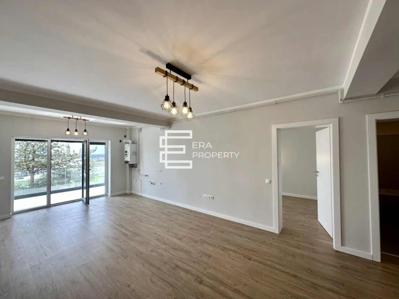 Apartament 2 camere 52mp - terasa 18 mp- zona de Vest Sibiu - 𝐀𝐩𝐚𝐫𝐭𝐚𝐦𝐞𝐧𝐭 𝟐 𝐜𝐚𝐦𝐞𝐫𝐞 𝐜𝐮 𝐥𝐨𝐠𝐢𝐞 𝐠𝐞𝐧𝐞𝐫𝐨𝐚𝐬𝐚̆ – 𝐃𝐚𝐕𝐢𝐧𝐜𝐢 𝐇𝐨𝐦𝐞𝐬, 𝐳𝐨𝐧𝐚 𝐝𝐞 𝐕𝐞𝐬𝐭 𝐒𝐢𝐛𝐢𝐮

 𝐂𝐨𝐦𝐢𝐬𝐢𝐨𝐧 𝟎% 𝐥𝐚 𝐚𝐜𝐡𝐢𝐳𝐢𝐭̦𝐢𝐨𝐧𝐚𝐫𝐞

ERA Property vă propune spre vânzare un apartament cu 2 camere, situat în cartierul rezidențial DaVinci Homes, în zona de Vest a orașului Sibiu – o zonă aerisită, modernă, cu acces facil către oraș, aeroport și principalele puncte de interes.

Apartamentul este amplasat la parter înalt și are o suprafață utilă de 52,06 mp, la care se adaugă o logie generoasă de 18,46 mp, cu orientare sudică și închidere cu sticlă securizată.

Compartimentat astfel: hol acces, living cu bucatarie open space, 1 dormitor, baie, terasa cu acces din toate incaperile.
Apartamentul se preda la stadiul de ALB: pereti finisati cu lavanila alba, centrala termica, incalzire in pardoseala, sapa elicopterizata, instalatii termice , electice si sanitare trase pe pozitii.
Beneficiaza de un loc de parcare inclus.

𝐀𝐯𝐚𝐧𝐭𝐚𝐣𝐞 𝐚𝐧𝐬𝐚𝐦𝐛𝐥𝐮 𝐃𝐚𝐕𝐢𝐧𝐜𝐢 𝐇𝐨𝐦𝐞𝐬:
ansamblu rezidențial nou;
izolație cu vată bazaltică;
45% spații verzi;
fațade cu larice siberian și piatră naturală;
locuri de joacă amenajate în cadrul ansamblului;
acces facil, fără ambuteiaje;
4 căi de acces către și dinspre ansamblu.

Locuința poate fi achiziționată și prin credit bancar.

***𝐈𝐦𝐚𝐠𝐢𝐧𝐢𝐥𝐞 𝐚𝐩𝐚𝐫𝐭̦𝐢𝐧 𝐮𝐧𝐮𝐢 𝐚𝐩𝐚𝐫𝐭𝐚𝐦𝐞𝐧𝐭 𝐬𝐢𝐦𝐢𝐥𝐚𝐫 𝐬̦𝐢 𝐬𝐮𝐧𝐭 𝐚𝐟𝐢𝐬̦𝐚𝐭𝐞 𝐜𝐮 𝐭𝐢𝐭𝐥𝐮 𝐢𝐧𝐟𝐨𝐫𝐦𝐚𝐭𝐢𝐯.
𝐏𝐫𝐞𝐝𝐚𝐫𝐞: 𝐦𝐚𝐢 𝟐𝟎𝟐𝟔