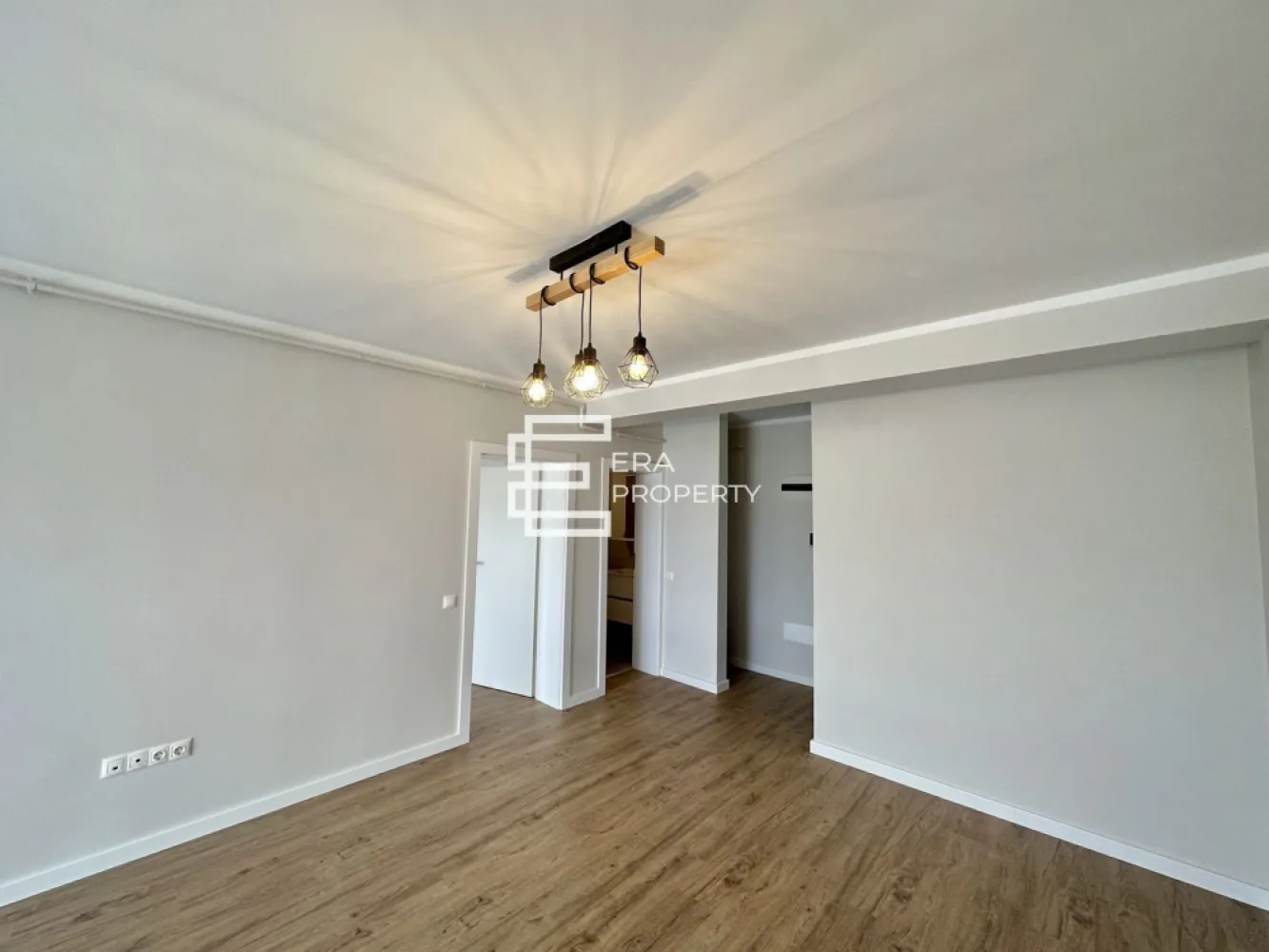 Apartament 2 camere 52mp - terasa 18 mp- zona de Vest Sibiu - 𝐀𝐩𝐚𝐫𝐭𝐚𝐦𝐞𝐧𝐭 𝟐 𝐜𝐚𝐦𝐞𝐫𝐞 𝐜𝐮 𝐥𝐨𝐠𝐢𝐞 𝐠𝐞𝐧𝐞𝐫𝐨𝐚𝐬𝐚̆ – 𝐃𝐚𝐕𝐢𝐧𝐜𝐢 𝐇𝐨𝐦𝐞𝐬, 𝐳𝐨𝐧𝐚 𝐝𝐞 𝐕𝐞𝐬𝐭 𝐒𝐢𝐛𝐢𝐮

 𝐂𝐨𝐦𝐢𝐬𝐢𝐨𝐧 𝟎% 𝐥𝐚 𝐚𝐜𝐡𝐢𝐳𝐢𝐭̦𝐢𝐨𝐧𝐚𝐫𝐞

ERA Property vă propune spre vânzare un apartament cu 2 camere, situat în cartierul rezidențial DaVinci Homes, în zona de Vest a orașului Sibiu – o zonă aerisită, modernă, cu acces facil către oraș, aeroport și principalele puncte de interes.

Apartamentul este amplasat la parter înalt și are o suprafață utilă de 52,06 mp, la care se adaugă o logie generoasă de 18,46 mp, cu orientare sudică și închidere cu sticlă securizată.

Compartimentat astfel: hol acces, living cu bucatarie open space, 1 dormitor, baie, terasa cu acces din toate incaperile.
Apartamentul se preda la stadiul de ALB: pereti finisati cu lavanila alba, centrala termica, incalzire in pardoseala, sapa elicopterizata, instalatii termice , electice si sanitare trase pe pozitii.
Beneficiaza de un loc de parcare inclus.

𝐀𝐯𝐚𝐧𝐭𝐚𝐣𝐞 𝐚𝐧𝐬𝐚𝐦𝐛𝐥𝐮 𝐃𝐚𝐕𝐢𝐧𝐜𝐢 𝐇𝐨𝐦𝐞𝐬:
ansamblu rezidențial nou;
izolație cu vată bazaltică;
45% spații verzi;
fațade cu larice siberian și piatră naturală;
locuri de joacă amenajate în cadrul ansamblului;
acces facil, fără ambuteiaje;
4 căi de acces către și dinspre ansamblu.

Locuința poate fi achiziționată și prin credit bancar.

***𝐈𝐦𝐚𝐠𝐢𝐧𝐢𝐥𝐞 𝐚𝐩𝐚𝐫𝐭̦𝐢𝐧 𝐮𝐧𝐮𝐢 𝐚𝐩𝐚𝐫𝐭𝐚𝐦𝐞𝐧𝐭 𝐬𝐢𝐦𝐢𝐥𝐚𝐫 𝐬̦𝐢 𝐬𝐮𝐧𝐭 𝐚𝐟𝐢𝐬̦𝐚𝐭𝐞 𝐜𝐮 𝐭𝐢𝐭𝐥𝐮 𝐢𝐧𝐟𝐨𝐫𝐦𝐚𝐭𝐢𝐯.
𝐏𝐫𝐞𝐝𝐚𝐫𝐞: 𝐦𝐚𝐢 𝟐𝟎𝟐𝟔
