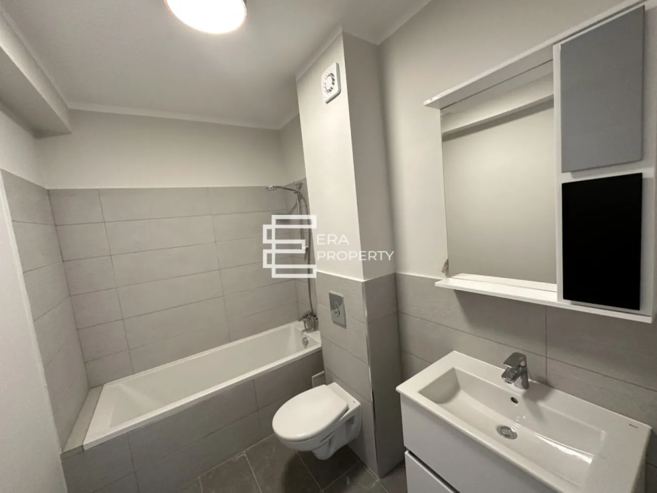 Apartament 2 camere 52mp - terasa 18 mp- zona de Vest Sibiu - 𝐀𝐩𝐚𝐫𝐭𝐚𝐦𝐞𝐧𝐭 𝟐 𝐜𝐚𝐦𝐞𝐫𝐞 𝐜𝐮 𝐥𝐨𝐠𝐢𝐞 𝐠𝐞𝐧𝐞𝐫𝐨𝐚𝐬𝐚̆ – 𝐃𝐚𝐕𝐢𝐧𝐜𝐢 𝐇𝐨𝐦𝐞𝐬, 𝐳𝐨𝐧𝐚 𝐝𝐞 𝐕𝐞𝐬𝐭 𝐒𝐢𝐛𝐢𝐮

 𝐂𝐨𝐦𝐢𝐬𝐢𝐨𝐧 𝟎% 𝐥𝐚 𝐚𝐜𝐡𝐢𝐳𝐢𝐭̦𝐢𝐨𝐧𝐚𝐫𝐞

ERA Property vă propune spre vânzare un apartament cu 2 camere, situat în cartierul rezidențial DaVinci Homes, în zona de Vest a orașului Sibiu – o zonă aerisită, modernă, cu acces facil către oraș, aeroport și principalele puncte de interes.

Apartamentul este amplasat la parter înalt și are o suprafață utilă de 52,06 mp, la care se adaugă o logie generoasă de 18,46 mp, cu orientare sudică și închidere cu sticlă securizată.

Compartimentat astfel: hol acces, living cu bucatarie open space, 1 dormitor, baie, terasa cu acces din toate incaperile.
Apartamentul se preda la stadiul de ALB: pereti finisati cu lavanila alba, centrala termica, incalzire in pardoseala, sapa elicopterizata, instalatii termice , electice si sanitare trase pe pozitii.
Beneficiaza de un loc de parcare inclus.

𝐀𝐯𝐚𝐧𝐭𝐚𝐣𝐞 𝐚𝐧𝐬𝐚𝐦𝐛𝐥𝐮 𝐃𝐚𝐕𝐢𝐧𝐜𝐢 𝐇𝐨𝐦𝐞𝐬:
ansamblu rezidențial nou;
izolație cu vată bazaltică;
45% spații verzi;
fațade cu larice siberian și piatră naturală;
locuri de joacă amenajate în cadrul ansamblului;
acces facil, fără ambuteiaje;
4 căi de acces către și dinspre ansamblu.

Locuința poate fi achiziționată și prin credit bancar.

***𝐈𝐦𝐚𝐠𝐢𝐧𝐢𝐥𝐞 𝐚𝐩𝐚𝐫𝐭̦𝐢𝐧 𝐮𝐧𝐮𝐢 𝐚𝐩𝐚𝐫𝐭𝐚𝐦𝐞𝐧𝐭 𝐬𝐢𝐦𝐢𝐥𝐚𝐫 𝐬̦𝐢 𝐬𝐮𝐧𝐭 𝐚𝐟𝐢𝐬̦𝐚𝐭𝐞 𝐜𝐮 𝐭𝐢𝐭𝐥𝐮 𝐢𝐧𝐟𝐨𝐫𝐦𝐚𝐭𝐢𝐯.
𝐏𝐫𝐞𝐝𝐚𝐫𝐞: 𝐦𝐚𝐢 𝟐𝟎𝟐𝟔