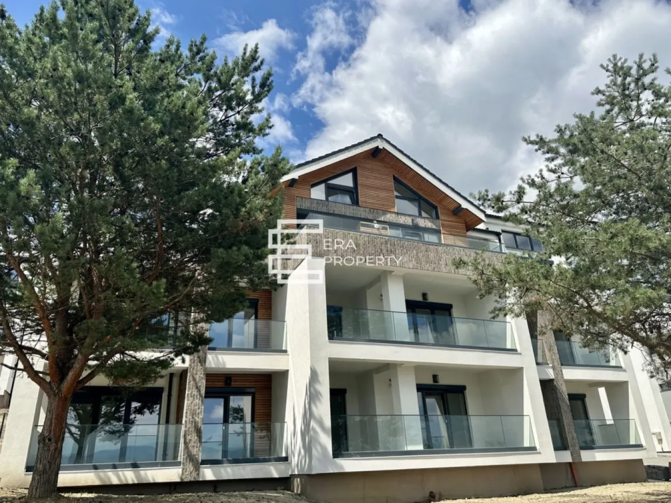 Apartament 3 camere/71 mp, /LA CHEIE /zona Industriala Vest - Apartament 3 camere 71 mp in Zona Industriala Vest, Cristian, Sibiu - Comision 0%

- 
 ***Comision 0%***

- Situat intr- o zona deosebita, la DOAR 4 minute de Zona Industriala Vest si Aeroport. Accesibilitate si lipsa ambuteiajelor rutiere. DaVinci Homes are 4 intrari - iesiri. Intrare facila spre Sibiu prin 3 rute diferite: (1) centura Sud, (2) centura Nord, (3) DN Sibiu - Cristian.
-Suprafață utilă de 71 mp la care se mai adauga un balcon de 12 mp.
-Compartimentare: hol de acces, living, bucătărie separată, 2 dormitoare, 2 bai, balcon accesibil din toate incaperile.
- Acest apartament se va preda la stadiul de finisat la cheie : incalzire in pardoseala, peretii finisati cu lavabila alba, parchet, gresie, usi de interior, bai complet utilate, prize intrerupatoare, aparat de aer conditionat inclus.
Avantaje:
• un loc de parcare inclus in pretul apartamentului;
• incalzire in pardoseala;
• izolatie cu vata bazaltica;
• balcon complet finisat la cheie, cu granit si balustrade din sticla securizata;
• jaluzele exterioare electrice;
• casa scarii placata cu granit;
• exteriorul la cheie, cu insertii de larice siberian si piatra naturala;
• relief spectaculos sistematizat vertical in trepte de nivel, cu balcoane orientate spre SUD cu priveliste spre munti.
- Zona linistita, aer curat, locuri de joaca pentru copii, terenuri pentru sport, trotuare pavate, strazi asfaltate, spatii verzi).
-Mod de plata agreat : cash/credit.
 

*** Pozele sunt cu titlu de prezentare.
Pret: 135000 euro 

Pentru mai multe detalii, te invităm să ne contactezi!

𝐃𝐚𝐕𝐢𝐧𝐜𝐢 𝐇𝐨𝐦𝐞𝐬 – 𝐂𝐚𝐫𝐭𝐢𝐞𝐫 𝐫𝐞𝐳𝐢𝐝𝐞𝐧𝐭𝐢𝐚𝐥 𝐩𝐫𝐞𝐦𝐢𝐮𝐦 𝐢𝐧 𝐳𝐨𝐧𝐚 𝐝𝐞 𝐕𝐞𝐬𝐭, 𝐒𝐢𝐛𝐢𝐮
Ansamblu modern situat în Cristian, la doar 4 minute de Zona Industrială Vest și 15 minute de centrul orașului.
Apartamente de lux cu încălzire în pardoseală, jaluzele electrice, aer condiționat, finisaje la cheie, balcoane cu granit și sticlă securizată.

✔️ 45% spații verzi
✔️ Vile cu regim redus (6–12 apartamente)
✔️ Arhitectură unitară și vedere panoramică spre munți
✔️ Drumuri pavate, 4 căi de acces, 4 locuri de joacă
✔️ Predare la cheie sau mobilat și utilat

📍 Cristian – zonă aerisită, acces rapid, intimitate și confort ridicat.