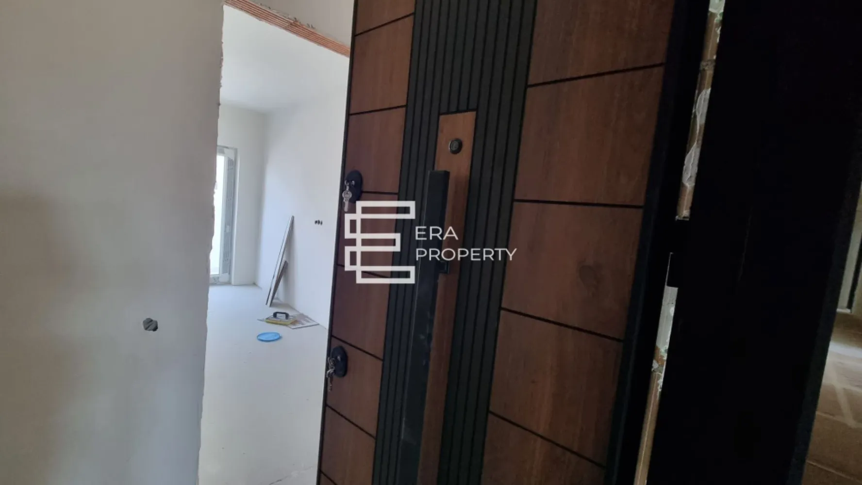 Apartament 2 camere, 58 mp-ETAJ 1-- Doamna Stanca, Selimbar - Apartament 2 camere -56.68 mp-etaj 1- Doamna Stanca, Selimbar

Vă propunem spre vânzare un apartament cu 2 camere, situat în Șelimbăr, zona Doamna Stanca, la etajul 1 al unui imobil nou, construit în anul 2025, parte dintr-un complex rezidențial modern, amplasat într-o zonă în plină dezvoltare, aproape de punctele de interes din oraș.

Apartamentul are o suprafață utilă de 58 mp și este compartimentat eficient astfel: hol de acces, living generos, bucătărie separată, dormitor și baie. Separat de suprafața utilă, proprietatea beneficiază de un balcon spațios de 8,25 mp, prevăzut și cu debară, cu acces atât din living, cât și din bucătărie.

Locuința se predă la stadiul de alb și dispune de: ușă metalică antiefracție placată cu MDF, pereți tencuiți, gletuiți și zugrăviți cu lavabilă albă în două straturi, șapă autonivelantă semiuscată elicopterizată, tâmplărie PVC Salamander cu 5 camere și 3 foi de sticlă, centrală termică proprie Bosch în condensare, încălzire în pardoseală, instalații electrice și sanitare trase la poziție, precum și balcon finisat, placat cu gresie antiderapantă.

Apartamentul beneficiază și de loc de parcare amenajat în fața imobilului.

Complexul rezidențial oferă:
locuri de parcare private pentru locatari
grădini destinate apartamentelor de la parter
stradă asfaltată și iluminată
acces securizat

***Imaginile sunt utilizate cu titlu de prezentare.

Preț apartament etaj 1: 122000 euro, cu TVA de 21% inclus

Pentru mai multe detalii sau pentru stabilirea unei vizionări, vă invităm să ne contactați.