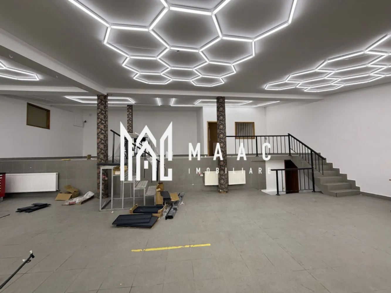 Spatiu comercial | La strada | 200 MP | Teren 300MP | Vestem - MAAC Imobiliare vă prezintă spre închiriere un spațiu comercial situat stradal, la intrarea în localitatea Veștem, într-o zonă cu trafic intens și vizibilitate excelentă, ideal pentru activități comerciale, logistice sau de producție ușoară.

Caracteristici:
Spațiu comercial amplasat la stradă principală, cu acces direct din drumul principal.
Suprafață utilă de 200 mp.
Teren aferent în suprafață de 300 mp.
Construcție pe un singur nivel.

Acces și logistică:
Acces marfă dedicat, inclusiv pentru TIR, ideal pentru aprovizionare și distribuție.
Curte generoasă, potrivită pentru manevră, parcare sau zonă de încărcare-descărcare.

Dotări și utilități:
Curent trifazic, potrivit pentru echipamente industriale sau comerciale.
Racordare la utilitățile generale.
Spațiu adaptabil pentru diverse tipuri de activități.

Funcționalitate și utilizări posibile:
Pretabil pentru depozit, showroom, service, producție ușoară, atelier, distribuție sau comerț.
Configurație flexibilă, ușor de personalizat în funcție de necesitățile chiriașului.

Pentru mai multe detalii precizati telefonic ca ati vazut anuntul cu ID: CP2880553