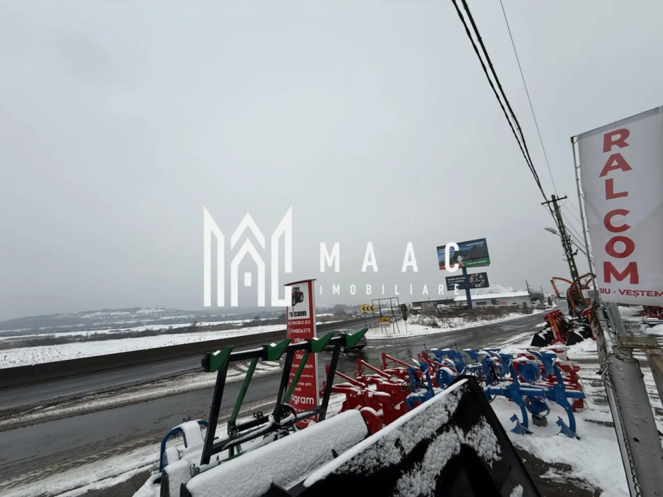 Spatiu comercial | La strada | 200 MP | Teren 300MP | Vestem - MAAC Imobiliare vă prezintă spre închiriere un spațiu comercial situat stradal, la intrarea în localitatea Veștem, într-o zonă cu trafic intens și vizibilitate excelentă, ideal pentru activități comerciale, logistice sau de producție ușoară.

Caracteristici:
Spațiu comercial amplasat la stradă principală, cu acces direct din drumul principal.
Suprafață utilă de 200 mp.
Teren aferent în suprafață de 300 mp.
Construcție pe un singur nivel.

Acces și logistică:
Acces marfă dedicat, inclusiv pentru TIR, ideal pentru aprovizionare și distribuție.
Curte generoasă, potrivită pentru manevră, parcare sau zonă de încărcare-descărcare.

Dotări și utilități:
Curent trifazic, potrivit pentru echipamente industriale sau comerciale.
Racordare la utilitățile generale.
Spațiu adaptabil pentru diverse tipuri de activități.

Funcționalitate și utilizări posibile:
Pretabil pentru depozit, showroom, service, producție ușoară, atelier, distribuție sau comerț.
Configurație flexibilă, ușor de personalizat în funcție de necesitățile chiriașului.

Pentru mai multe detalii precizati telefonic ca ati vazut anuntul cu ID: CP2880553
