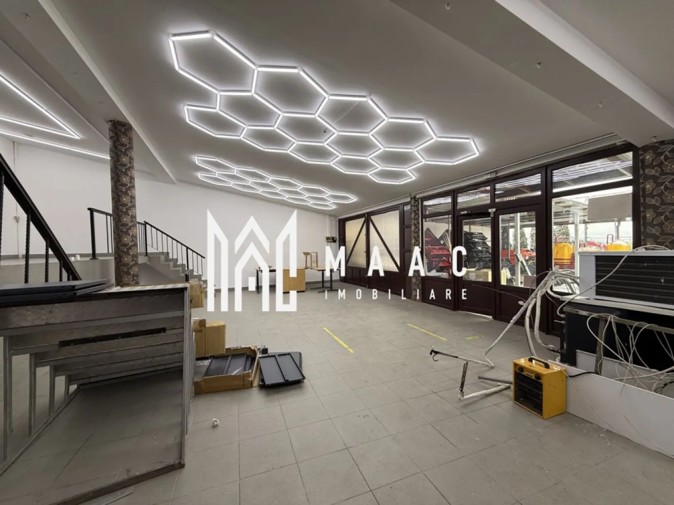 Spatiu comercial | La strada | 200 MP | Teren 300MP | Vestem - MAAC Imobiliare vă prezintă spre închiriere un spațiu comercial situat stradal, la intrarea în localitatea Veștem, într-o zonă cu trafic intens și vizibilitate excelentă, ideal pentru activități comerciale, logistice sau de producție ușoară.

Caracteristici:
Spațiu comercial amplasat la stradă principală, cu acces direct din drumul principal.
Suprafață utilă de 200 mp.
Teren aferent în suprafață de 300 mp.
Construcție pe un singur nivel.

Acces și logistică:
Acces marfă dedicat, inclusiv pentru TIR, ideal pentru aprovizionare și distribuție.
Curte generoasă, potrivită pentru manevră, parcare sau zonă de încărcare-descărcare.

Dotări și utilități:
Curent trifazic, potrivit pentru echipamente industriale sau comerciale.
Racordare la utilitățile generale.
Spațiu adaptabil pentru diverse tipuri de activități.

Funcționalitate și utilizări posibile:
Pretabil pentru depozit, showroom, service, producție ușoară, atelier, distribuție sau comerț.
Configurație flexibilă, ușor de personalizat în funcție de necesitățile chiriașului.

Pentru mai multe detalii precizati telefonic ca ati vazut anuntul cu ID: CP2880553
