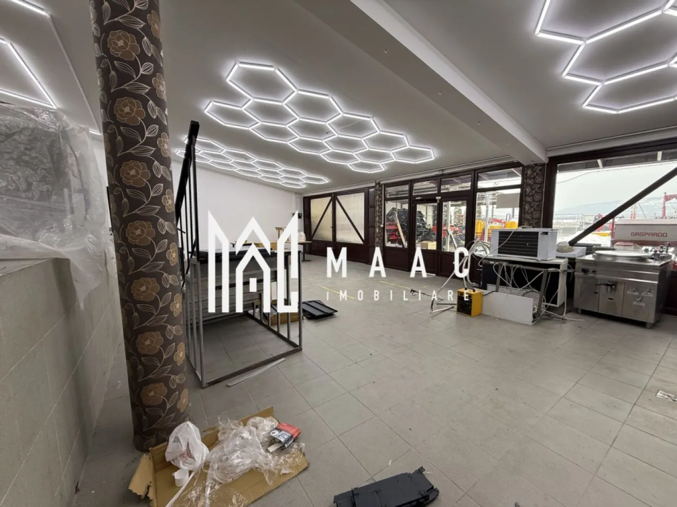 Spatiu comercial | La strada | 200 MP | Teren 300MP | Vestem - MAAC Imobiliare vă prezintă spre închiriere un spațiu comercial situat stradal, la intrarea în localitatea Veștem, într-o zonă cu trafic intens și vizibilitate excelentă, ideal pentru activități comerciale, logistice sau de producție ușoară.

Caracteristici:
Spațiu comercial amplasat la stradă principală, cu acces direct din drumul principal.
Suprafață utilă de 200 mp.
Teren aferent în suprafață de 300 mp.
Construcție pe un singur nivel.

Acces și logistică:
Acces marfă dedicat, inclusiv pentru TIR, ideal pentru aprovizionare și distribuție.
Curte generoasă, potrivită pentru manevră, parcare sau zonă de încărcare-descărcare.

Dotări și utilități:
Curent trifazic, potrivit pentru echipamente industriale sau comerciale.
Racordare la utilitățile generale.
Spațiu adaptabil pentru diverse tipuri de activități.

Funcționalitate și utilizări posibile:
Pretabil pentru depozit, showroom, service, producție ușoară, atelier, distribuție sau comerț.
Configurație flexibilă, ușor de personalizat în funcție de necesitățile chiriașului.

Pentru mai multe detalii precizati telefonic ca ati vazut anuntul cu ID: CP2880553