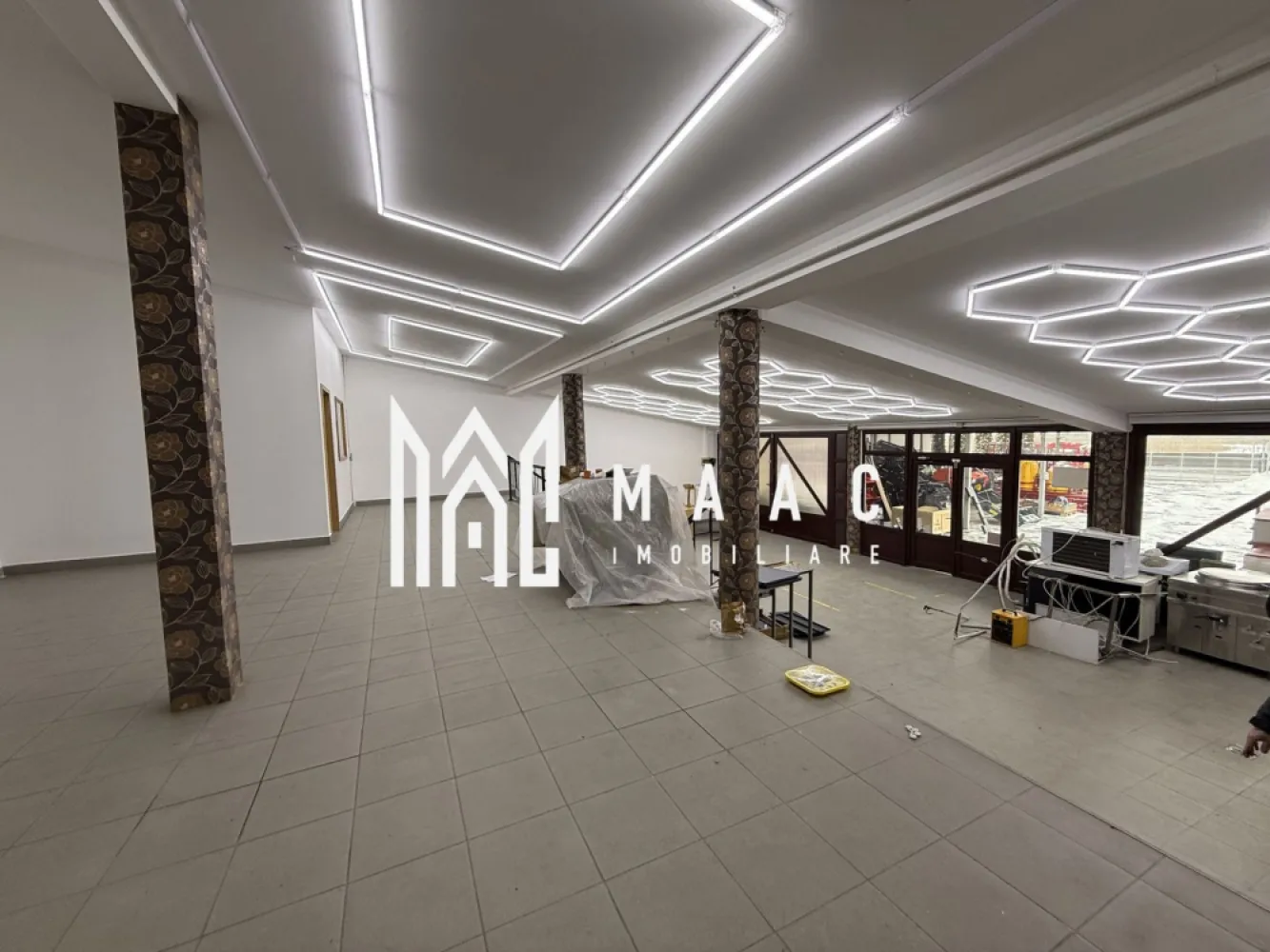 Spatiu comercial | La strada | 200 MP | Teren 300MP | Vestem - MAAC Imobiliare vă prezintă spre închiriere un spațiu comercial situat stradal, la intrarea în localitatea Veștem, într-o zonă cu trafic intens și vizibilitate excelentă, ideal pentru activități comerciale, logistice sau de producție ușoară.

Caracteristici:
Spațiu comercial amplasat la stradă principală, cu acces direct din drumul principal.
Suprafață utilă de 200 mp.
Teren aferent în suprafață de 300 mp.
Construcție pe un singur nivel.

Acces și logistică:
Acces marfă dedicat, inclusiv pentru TIR, ideal pentru aprovizionare și distribuție.
Curte generoasă, potrivită pentru manevră, parcare sau zonă de încărcare-descărcare.

Dotări și utilități:
Curent trifazic, potrivit pentru echipamente industriale sau comerciale.
Racordare la utilitățile generale.
Spațiu adaptabil pentru diverse tipuri de activități.

Funcționalitate și utilizări posibile:
Pretabil pentru depozit, showroom, service, producție ușoară, atelier, distribuție sau comerț.
Configurație flexibilă, ușor de personalizat în funcție de necesitățile chiriașului.

Pentru mai multe detalii precizati telefonic ca ati vazut anuntul cu ID: CP2880553