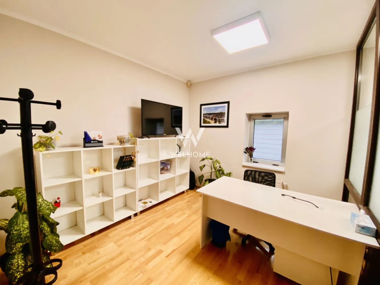 Cladire de birouri, Calea Dumbravii, Sibiu - Spațiu de birouri disponibil pentru închiriere – Sibiu, Calea Dumbrăvii

Suprafață utilă: 310 mp | Teren: 470 mp 
PRET 3500 EURO / LUNA

Regim de înălțime: demisol + parter + etaj
Suprafață utilă totală: 310 mp
Suprafață teren: 470 mp
Modalitate de închiriere: persoană fizică, fără TVA
Stare imobil: renovat, finisat la cheie
Predare: mobilat și utilat, conform fotografii 
Disponibilitate: în termen de 30 de zile de la semnarea contractului

Potrivit pentru:
sediu firmă
activități de birou
IT
consultanță
servicii profesionale

Compartimentare( vezi schite):
Demisol: hol de acces,bucătărie complet mobilată și utilată, spațiu de birouri generos (utilizat ca sală de ședințe), 4 spații de depozitare
Parter: hol de acces / zonă recepție, 6 birouri spațioase și luminoase, baie cu geam de aerisire
Etaj: hol de acces, 4 birouri, spațiu de depozitare,baie, terasă de aproximativ 12 mp, potrivită pentru pauze și relaxare

Dotări și facilități
11 birouri în total
3 băi
bucătărie complet utilată
sală de ședințe

3 căi de acces independente
suprafețe vitrate mari, lumină naturală abundentă
centrală termică proprie și calorifere
7 unități de aer condiționat
curte liberă, amenajată
zonă de relaxare și spațiu pentru luat masa / grătar
poartă automatizată
reclamă autorizată pe fațada clădirii
3 catarge pentru reclamă, autorizate

Parcare: 5–6 locuri de parcare disponibile în curtea imobilului

Soluție completă pentru companii care caută un sediu central, bine compartimentat și gata de utilizare

Pret inchiriere: 3500 euro / luna, Fără TVA (persoană fizică)
comision agentie :contravaloarea unei chirii
Detalii/Vizionare: 0752.088.381- Roxana