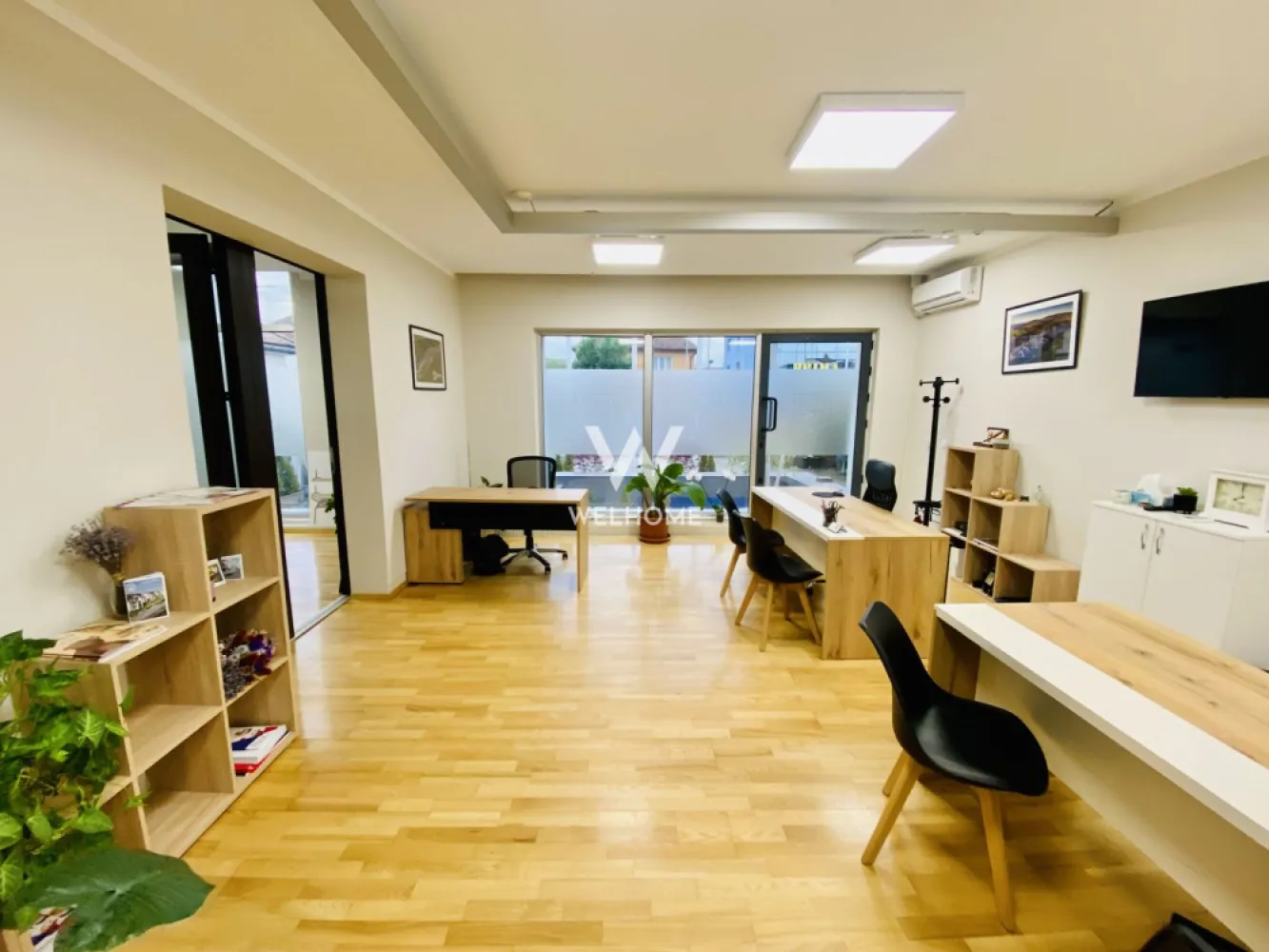 Cladire de birouri, Calea Dumbravii, Sibiu - Spațiu de birouri disponibil pentru închiriere – Sibiu, Calea Dumbrăvii

Suprafață utilă: 310 mp | Teren: 470 mp 
PRET 3500 EURO / LUNA

Regim de înălțime: demisol + parter + etaj
Suprafață utilă totală: 310 mp
Suprafață teren: 470 mp
Modalitate de închiriere: persoană fizică, fără TVA
Stare imobil: renovat, finisat la cheie
Predare: mobilat și utilat, conform fotografii 
Disponibilitate: în termen de 30 de zile de la semnarea contractului

Potrivit pentru:
sediu firmă
activități de birou
IT
consultanță
servicii profesionale

Compartimentare( vezi schite):
Demisol: hol de acces,bucătărie complet mobilată și utilată, spațiu de birouri generos (utilizat ca sală de ședințe), 4 spații de depozitare
Parter: hol de acces / zonă recepție, 6 birouri spațioase și luminoase, baie cu geam de aerisire
Etaj: hol de acces, 4 birouri, spațiu de depozitare,baie, terasă de aproximativ 12 mp, potrivită pentru pauze și relaxare

Dotări și facilități
11 birouri în total
3 băi
bucătărie complet utilată
sală de ședințe

3 căi de acces independente
suprafețe vitrate mari, lumină naturală abundentă
centrală termică proprie și calorifere
7 unități de aer condiționat
curte liberă, amenajată
zonă de relaxare și spațiu pentru luat masa / grătar
poartă automatizată
reclamă autorizată pe fațada clădirii
3 catarge pentru reclamă, autorizate

Parcare: 5–6 locuri de parcare disponibile în curtea imobilului

Soluție completă pentru companii care caută un sediu central, bine compartimentat și gata de utilizare

Pret inchiriere: 3500 euro / luna, Fără TVA (persoană fizică)
comision agentie :contravaloarea unei chirii
Detalii/Vizionare: 0752.088.381- Roxana