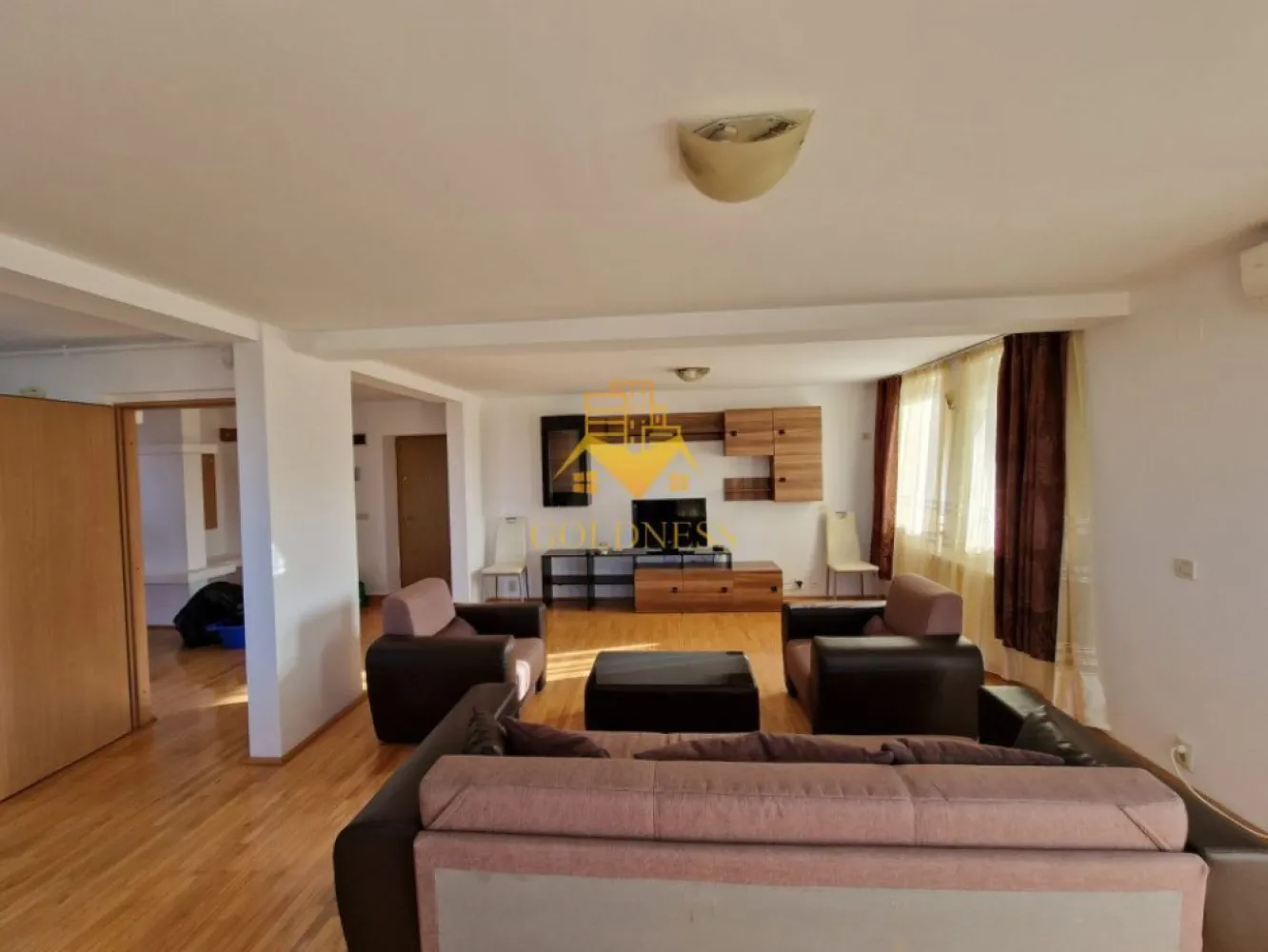 3 camere, parcare, Zorilor, Zona Observatorului, Profi - GOLDNESS Imobiliare vă propune spre închiriere un apartament cu 3 camere, complet mobilat și utilat, la etajul 2 într-un imobil de 4 etaje, pe strada Eliade, în cartierul Zorilor.

Apartamentul este compartimentat astfel:
-dormitor cu pat matrimonial, dressing , noptiere, birou, comodă TV
-dormitor cu pat matrimonial, dulap pentru haine, noptiere, birou
-living cu bucătărie open-space complet utilată , loc de luat masa, TV, spațiu de depozitare 
-2 băi, 1 cu cabină de duș, iar cealaltă cu vană, calorifer port prosop inox și dulap pentru depozitare
- terasă de 10 mp cu o priveliște spre oraș

Imobilul este dotat cu toate cele necesare - centrală proprie, mașină de spălat haine, frigider, aragaz, hotă, etc.
Se află în apropierea stațiilor de transport în comun, magazine, spații verzi, farmacii, etc.

Se poate inchiria garaj cu 30E !

Dacă sunteți interesați de acest apartament și doriți să îl vizionați, dar și pentru alte oferte sau detalii nu ezitați să ne contactați telefonic sau prin e-mail. Vă stăm la dispoziție!
Pentru intermediere se percepe un comision de 50% din prețul chiriei!