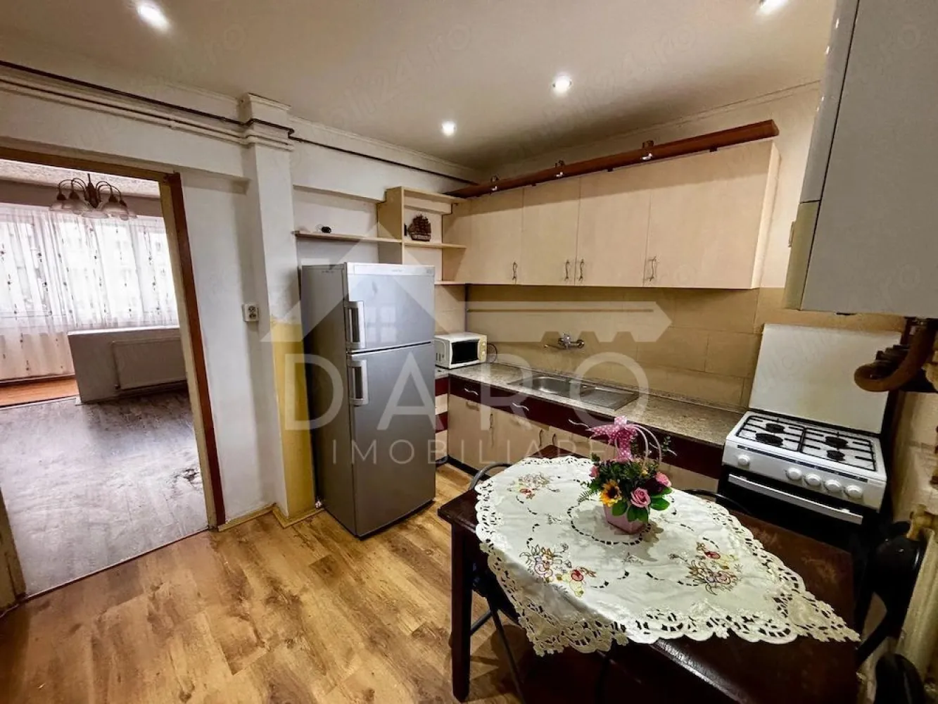 Apartament cu o camera in Dambu - Apartament 1 cameră decomandat | Dâmbu Pietros – Bulevardul 1848

Se oferă spre vânzare un apartament cu 1 cameră, decomandat, confort 1, situat în cartierul Dâmbu Pietros, pe Bulevardul 1848, la etajul 3/3.
✅ Fără probleme de infiltrații – hidroizolația este făcută recent și beneficiază de 10 ani garanție.
Apartamentul este compus din:
• bucătărie mărită
• cămară
• baie
• cameră mare extinsă cu balconul
Se vinde mobilat și utilat, având: aragaz + cuptor, frigider, cuptor cu microunde, mașină de spălat rufe, televizor în bucătărie.
Dotări:
✅ aer condiționat
✅ centrală termică
✅ geamuri termopan
✅ ușă metalică
📍 Zonă foarte bună, aproape de școli, grădinițe, magazine, parcuri, biserică, bănci, farmacii și stații de transport public, cu vedere directă la bulevard.