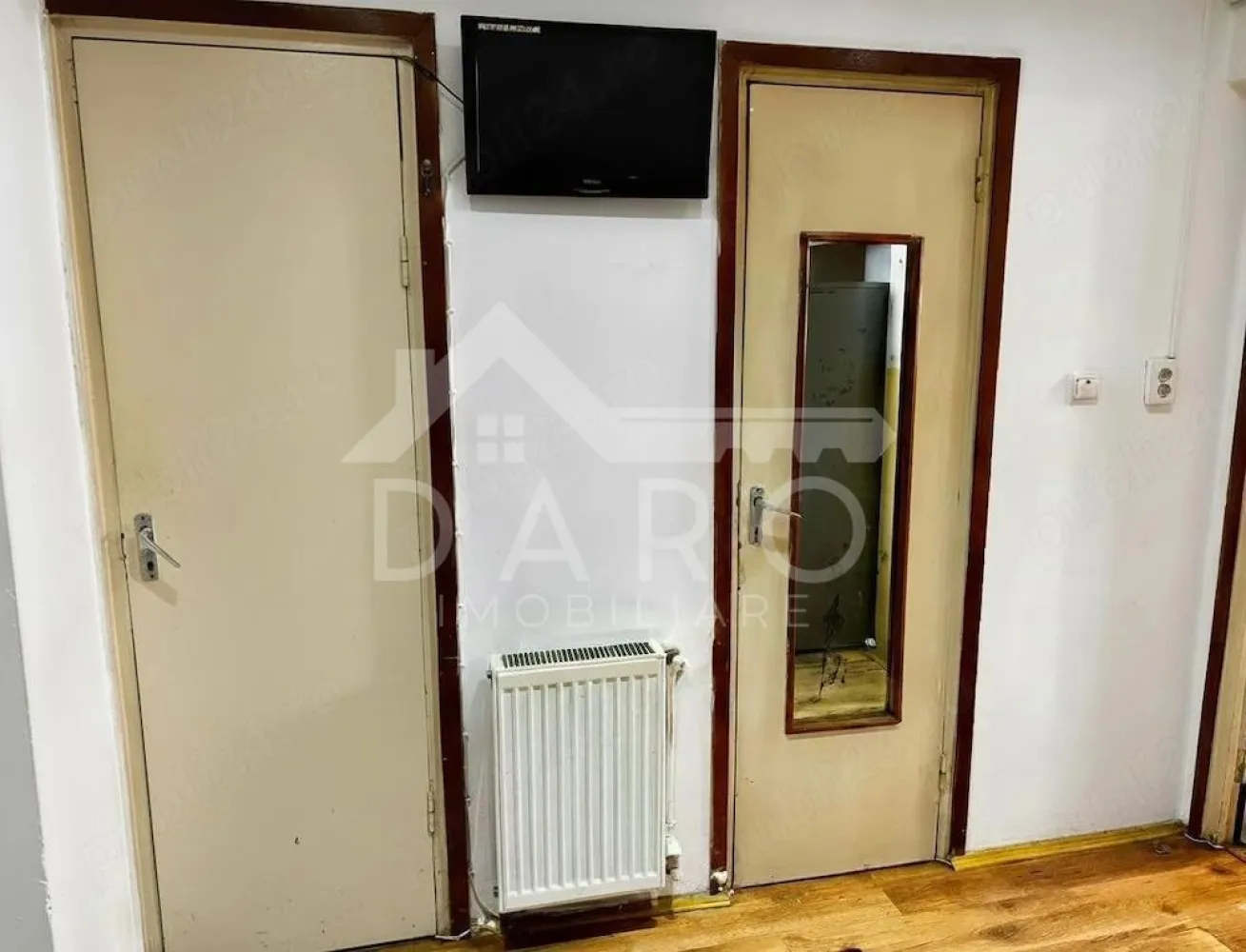 Apartament cu o camera in Dambu - Apartament 1 cameră decomandat | Dâmbu Pietros – Bulevardul 1848

Se oferă spre vânzare un apartament cu 1 cameră, decomandat, confort 1, situat în cartierul Dâmbu Pietros, pe Bulevardul 1848, la etajul 3/3.
✅ Fără probleme de infiltrații – hidroizolația este făcută recent și beneficiază de 10 ani garanție.
Apartamentul este compus din:
• bucătărie mărită
• cămară
• baie
• cameră mare extinsă cu balconul
Se vinde mobilat și utilat, având: aragaz + cuptor, frigider, cuptor cu microunde, mașină de spălat rufe, televizor în bucătărie.
Dotări:
✅ aer condiționat
✅ centrală termică
✅ geamuri termopan
✅ ușă metalică
📍 Zonă foarte bună, aproape de școli, grădinițe, magazine, parcuri, biserică, bănci, farmacii și stații de transport public, cu vedere directă la bulevard.