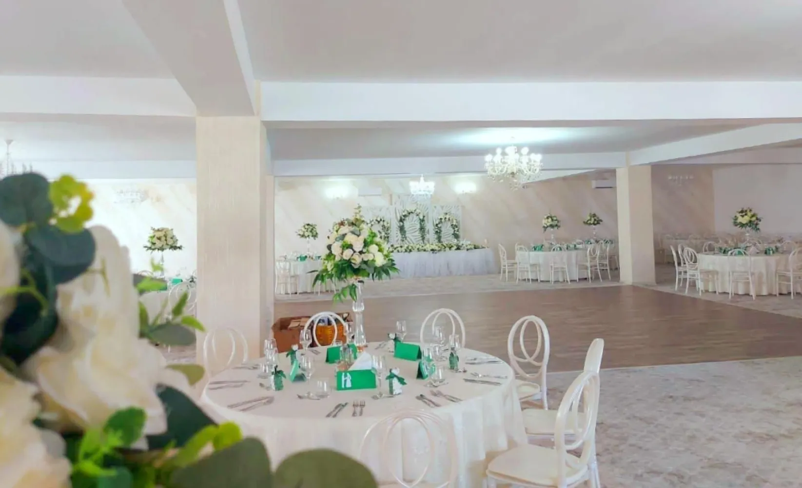 LORD HOUSE EVENTS – salon de evenimente premium, loc. Pechea - Vă prezentăm spre achiziție un complex modern destinat organizării de evenimente private și corporate, situat în localitatea Pechea, județul Galați, cu poziționare excelentă la drumul principal și acces facil.
Proprietatea reprezintă o investiție sigură și profitabilă, fiind complet funcțională, amenajată premium și pregătită pentru continuarea activității fără investiții suplimentare majore.
Construit după anul 2020, complexul este amplasat pe un teren în suprafață de 2.400 mp și include o clădire modernă cu suprafață construită de aproximativ 917 mp, compartimentată eficient pentru desfășurarea evenimentelor la standarde ridicate.
Interiorul impresionează prin eleganță, spații generoase și finisaje premium. Salonul principal dispune de zonă de recepție și primire, sală de evenimente cu ring de dans și spațiu dedicat formațiilor sau DJ-ului, grupuri sanitare pentru clienți, vestiar și grup sanitar pentru personal, precum și bucătărie profesională complet echipată.
Designul interior este realizat într-un stil modern și rafinat, cu candelabre elegante, decoruri florale premium și finisaje atent alese pentru evenimente exclusiviste, nunți, botezuri, petreceri private sau evenimente corporate.
Proprietatea beneficiază de:
- acoperiș Lindab
- izolație termică și fonică
- toate materialele ignifuge
- mochetă trafic intens
- tâmplărie modernă
- curent electric 380V / 220V / 240V
- puț forat la aproximativ 110 m adâncime
- 8 aparate de aer condiționat Daikin 18.000 BTU
- centrală termică,
- 16 camere de supraveghere.
Complexul oferă posibilitate de extindere prin executarea unui etaj suplimentar, ideal pentru dezvoltarea unei zone de cazare, spa, rooftop sau alte facilități complementare.
Afacerea este complet funcțională și se predă cu contracte existente. Pentru investitorii interesați, pot fi puse la dispoziție situații financiar-contabile care evidențiază potențialul ridicat de dezvoltare și profitabilitatea afacerii.
Preț propus pentru tranzacționare: 590.000 euro, ușor negociabil.
Comision 2% pentru cumpărător.
Ofertă prezentată în exclusivitate de MAG INVEST.
Contact:
Marian – 0740 949 871
Liliana – 0746 252 252