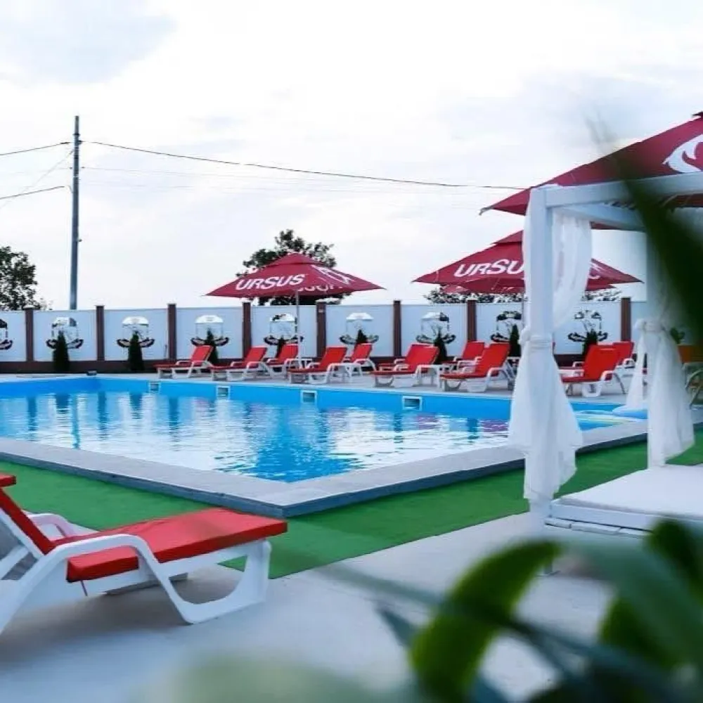 LORD HOUSE EVENTS – salon de evenimente premium, loc. Pechea - Vă prezentăm spre achiziție un complex modern destinat organizării de evenimente private și corporate, situat în localitatea Pechea, județul Galați, cu poziționare excelentă la drumul principal și acces facil.
Proprietatea reprezintă o investiție sigură și profitabilă, fiind complet funcțională, amenajată premium și pregătită pentru continuarea activității fără investiții suplimentare majore.
Construit după anul 2020, complexul este amplasat pe un teren în suprafață de 2.400 mp și include o clădire modernă cu suprafață construită de aproximativ 917 mp, compartimentată eficient pentru desfășurarea evenimentelor la standarde ridicate.
Interiorul impresionează prin eleganță, spații generoase și finisaje premium. Salonul principal dispune de zonă de recepție și primire, sală de evenimente cu ring de dans și spațiu dedicat formațiilor sau DJ-ului, grupuri sanitare pentru clienți, vestiar și grup sanitar pentru personal, precum și bucătărie profesională complet echipată.
Designul interior este realizat într-un stil modern și rafinat, cu candelabre elegante, decoruri florale premium și finisaje atent alese pentru evenimente exclusiviste, nunți, botezuri, petreceri private sau evenimente corporate.
Proprietatea beneficiază de:
- acoperiș Lindab
- izolație termică și fonică
- toate materialele ignifuge
- mochetă trafic intens
- tâmplărie modernă
- curent electric 380V / 220V / 240V
- puț forat la aproximativ 110 m adâncime
- 8 aparate de aer condiționat Daikin 18.000 BTU
- centrală termică,
- 16 camere de supraveghere.
Complexul oferă posibilitate de extindere prin executarea unui etaj suplimentar, ideal pentru dezvoltarea unei zone de cazare, spa, rooftop sau alte facilități complementare.
Afacerea este complet funcțională și se predă cu contracte existente. Pentru investitorii interesați, pot fi puse la dispoziție situații financiar-contabile care evidențiază potențialul ridicat de dezvoltare și profitabilitatea afacerii.
Preț propus pentru tranzacționare: 590.000 euro, ușor negociabil.
Comision 2% pentru cumpărător.
Ofertă prezentată în exclusivitate de MAG INVEST.
Contact:
Marian – 0740 949 871
Liliana – 0746 252 252