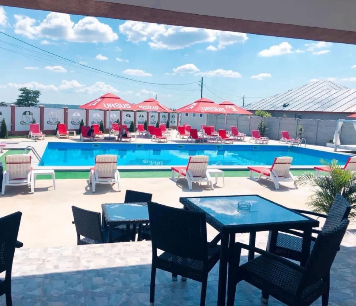 LORD HOUSE EVENTS – salon de evenimente premium, loc. Pechea - Vă prezentăm spre achiziție un complex modern destinat organizării de evenimente private și corporate, situat în localitatea Pechea, județul Galați, cu poziționare excelentă la drumul principal și acces facil.
Proprietatea reprezintă o investiție sigură și profitabilă, fiind complet funcțională, amenajată premium și pregătită pentru continuarea activității fără investiții suplimentare majore.
Construit după anul 2020, complexul este amplasat pe un teren în suprafață de 2.400 mp și include o clădire modernă cu suprafață construită de aproximativ 917 mp, compartimentată eficient pentru desfășurarea evenimentelor la standarde ridicate.
Interiorul impresionează prin eleganță, spații generoase și finisaje premium. Salonul principal dispune de zonă de recepție și primire, sală de evenimente cu ring de dans și spațiu dedicat formațiilor sau DJ-ului, grupuri sanitare pentru clienți, vestiar și grup sanitar pentru personal, precum și bucătărie profesională complet echipată.
Designul interior este realizat într-un stil modern și rafinat, cu candelabre elegante, decoruri florale premium și finisaje atent alese pentru evenimente exclusiviste, nunți, botezuri, petreceri private sau evenimente corporate.
Proprietatea beneficiază de:
- acoperiș Lindab
- izolație termică și fonică
- toate materialele ignifuge
- mochetă trafic intens
- tâmplărie modernă
- curent electric 380V / 220V / 240V
- puț forat la aproximativ 110 m adâncime
- 8 aparate de aer condiționat Daikin 18.000 BTU
- centrală termică,
- 16 camere de supraveghere.
Complexul oferă posibilitate de extindere prin executarea unui etaj suplimentar, ideal pentru dezvoltarea unei zone de cazare, spa, rooftop sau alte facilități complementare.
Afacerea este complet funcțională și se predă cu contracte existente. Pentru investitorii interesați, pot fi puse la dispoziție situații financiar-contabile care evidențiază potențialul ridicat de dezvoltare și profitabilitatea afacerii.
Preț propus pentru tranzacționare: 590.000 euro, ușor negociabil.
Comision 2% pentru cumpărător.
Ofertă prezentată în exclusivitate de MAG INVEST.
Contact:
Marian – 0740 949 871
Liliana – 0746 252 252