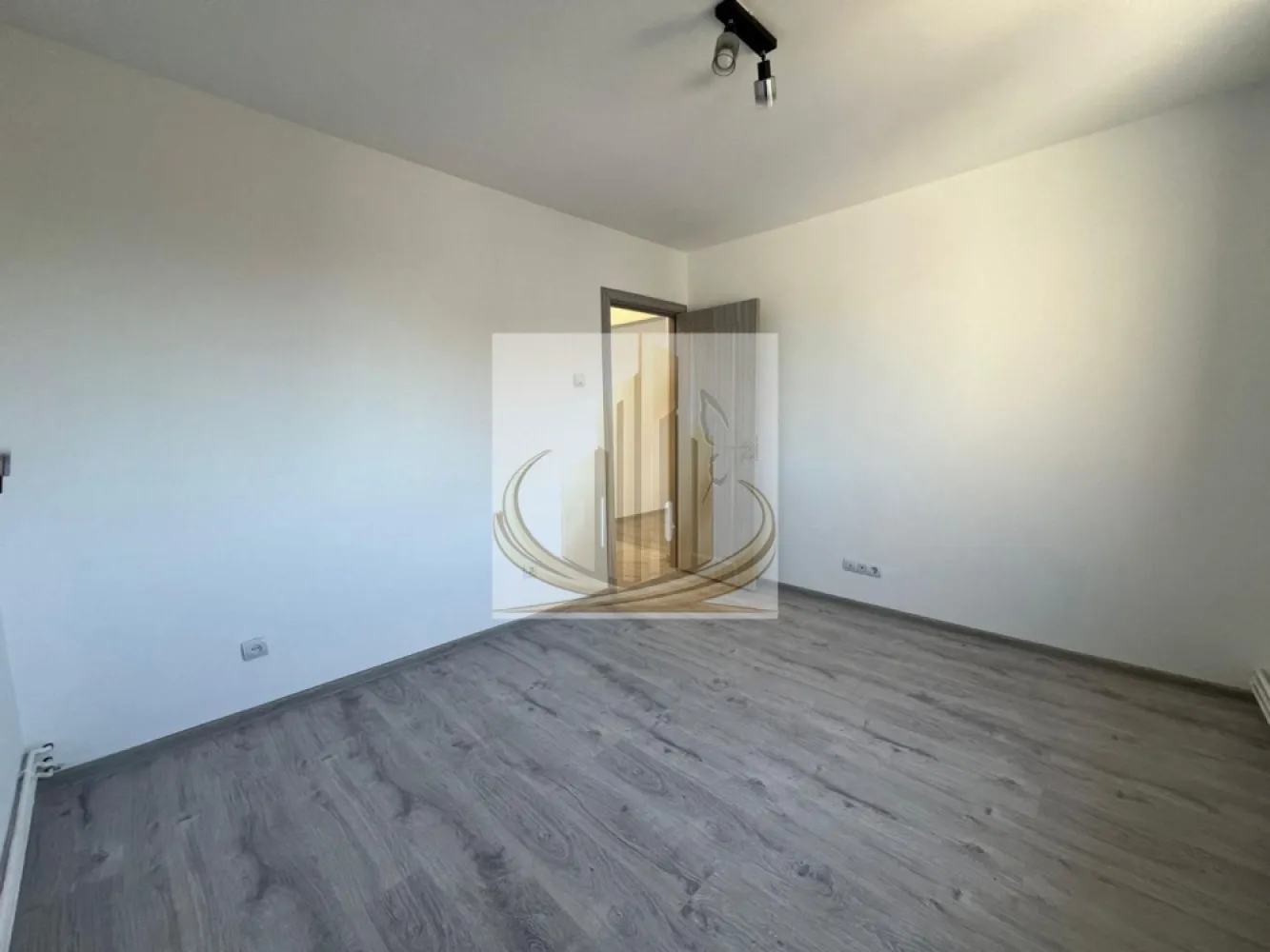 Ap 2 cam| Renovat integral | Etaj Intermediar | Shopping City | Turist - Echipa Grand Mobilis Imobiliare vă propune spre vânzare un apartament modern cu 2 camere, semidecomandat, situat la etaj intermediar (4 din 5, cu acoperiș), într-un bloc construit în anii 1980 și reabilitat termic.

Încă de la primul pas, locuința impresionează prin atmosfera modernă, finisajele atent alese și atenția la detalii, oferind senzația unui apartament dintr-un bloc nou. Renovarea a fost realizată integral cu materiale de calitate, într-un stil contemporan, cald și elegant, rezultând un spațiu perfect echilibrat între estetică și funcționalitate.

Printre îmbunătățirile importante ale proprietății se regăsesc:

instalație electrică complet nouă;
instalație sanitară nouă cu țevi din cupru;
apartament pregătit pentru montarea centralei proprii pe gaz;
finisaje moderne și de bun gust;
compartimentare eficientă și luminoasă;
bloc reabilitat termic, cu costuri reduse de întreținere.

Locuința este amplasată într-o zonă extrem de apreciată datorită accesibilității excelente și a tuturor facilităților aflate în imediata apropiere:

Shopping City la aproximativ 7 minute de mers pe jos;
stație de tramvai, autobuz și taxi la doar 2 minute;
magazine, supermarketuri, piață, școală, grădiniță și sală de sport;
acces rapid către principalele puncte de interes ale orașului.

Totodată, apartamentul beneficiază de conexiuni foarte bune către centrele universitare, acestea fiind accesibile în aproximativ 20 de minute cu transportul în comun, ceea ce îl transformă și într-o oportunitate excelentă de investiție.

Proprietatea este ideală:

pentru o familie sau un cuplu care își dorește un cămin modern și primitor;
pentru tineri care caută confort și accesibilitate;
dar și pentru investiție, datorită randamentului ridicat de închiriere specific zonei.

Acest apartament reușește să combine perfect designul modern și confortul unui cămin elegant cu avantajele unei poziționări excelente, într-una dintre cele mai căutate zone ale orașului.