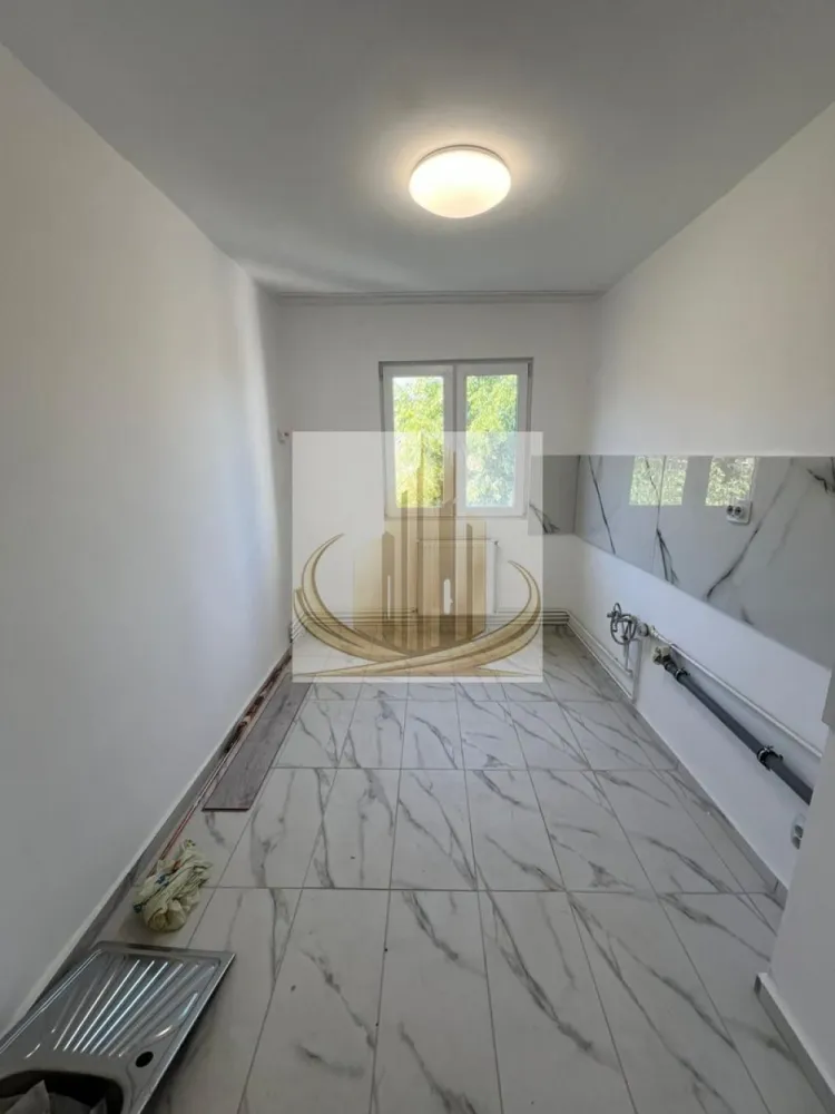 Ap 2 cam| Renovat integral | Etaj Intermediar | Shopping City | Turist - Echipa Grand Mobilis Imobiliare vă propune spre vânzare un apartament modern cu 2 camere, semidecomandat, situat la etaj intermediar (4 din 5, cu acoperiș), într-un bloc construit în anii 1980 și reabilitat termic.

Încă de la primul pas, locuința impresionează prin atmosfera modernă, finisajele atent alese și atenția la detalii, oferind senzația unui apartament dintr-un bloc nou. Renovarea a fost realizată integral cu materiale de calitate, într-un stil contemporan, cald și elegant, rezultând un spațiu perfect echilibrat între estetică și funcționalitate.

Printre îmbunătățirile importante ale proprietății se regăsesc:

instalație electrică complet nouă;
instalație sanitară nouă cu țevi din cupru;
apartament pregătit pentru montarea centralei proprii pe gaz;
finisaje moderne și de bun gust;
compartimentare eficientă și luminoasă;
bloc reabilitat termic, cu costuri reduse de întreținere.

Locuința este amplasată într-o zonă extrem de apreciată datorită accesibilității excelente și a tuturor facilităților aflate în imediata apropiere:

Shopping City la aproximativ 7 minute de mers pe jos;
stație de tramvai, autobuz și taxi la doar 2 minute;
magazine, supermarketuri, piață, școală, grădiniță și sală de sport;
acces rapid către principalele puncte de interes ale orașului.

Totodată, apartamentul beneficiază de conexiuni foarte bune către centrele universitare, acestea fiind accesibile în aproximativ 20 de minute cu transportul în comun, ceea ce îl transformă și într-o oportunitate excelentă de investiție.

Proprietatea este ideală:

pentru o familie sau un cuplu care își dorește un cămin modern și primitor;
pentru tineri care caută confort și accesibilitate;
dar și pentru investiție, datorită randamentului ridicat de închiriere specific zonei.

Acest apartament reușește să combine perfect designul modern și confortul unui cămin elegant cu avantajele unei poziționări excelente, într-una dintre cele mai căutate zone ale orașului.