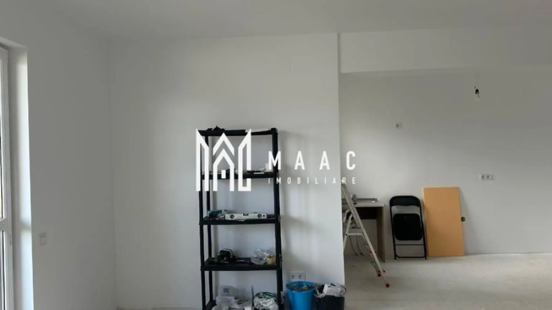 Garsonieră Modernă | Bloc Nou 2025 | Balcon | Zona Hipodrom - MAAC Imobiliare vă propune spre vânzare o garsonieră modernă și luminoasă, situată în zona Hipodrom, într-un imobil nou finalizat în anul 2025. 

Caracteristici principale

• suprafață utilă de 37,5 mp
• suprafață totală utilă de 44,8 mp
• balcon generos de 7,3 mp
• compartimentare practică și eficientă
• etaj 7 din 11
• bloc prevăzut cu lift

Compartimentare și dotări

• living spațios și luminos cu bucătărie open-space
• baie de 4,2 mp
• balcon cu acces din zona de zi
• apartament predat la stadiul de alb
• imobil nou, izolat exterior

Localizare și avantaje

• situată în zona Rahovei, una dintre cele mai apreciate zone rezidențiale din Sibiu
• acces rapid către Shopping City Șelimbăr
• în apropiere de Lidl, Kaufland, Mega Image și alte puncte comerciale
• aproape de școli, grădinițe, piață agroalimentară și cabinete medicale
• acces facil către mijloace de transport și principalele artere ale orașului

Pentru mai multe detalii și programarea unei vizionări, vă rugăm să ne contactați și să menționați ID-ul proprietății: CP3096209.