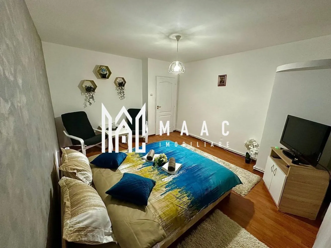 Garsoniera | 33 mpu | Zona NORD | Etaj 3 | - MAAC Imobiliare vă propune spre vânzare o garsonieră spațioasă și luminoasă, situată în Zona Nord, pe strada Mihai Viteazul, într-o locație foarte apreciată datorită accesului rapid către centrul orașului și principalele puncte de interes. Proprietatea reprezintă o alegere excelentă atât pentru locuit, cât și pentru investiție, oferind confort și funcționalitate într-o zonă liniștită și bine conectată.
Garsoniera se remarcă prin atmosfera curată și primitoare, spațiile bine organizate și lumina naturală generoasă.
Caracteristici:
Garsonieră spațioasă și luminoasă
Situată în Zona Nord
Strada Mihai Viteazul
Aproape de centrul orașului
Ideală pentru locuit sau investiție
Preț negociabil
Compartimentare:
Cameră generoasă
Bucătărie
Baie
Hol de acces
Compartimentare practică și eficientă
Dotări:
Gigacalorimetru individual
Spații bine iluminate natural
Locuință curată și întreținută
Costuri eficiente de întreținere
Avantaje:
Poziționare foarte bună
Acces rapid către centru
Aproape de magazine, farmacii și transport public
Ideală pentru închiriere
Zonă liniștită și accesibilă
Mutare imediată
Preț: 54.000 Euro negociabil
Pentru mai multe informații și programarea unei vizionări, echipa MAAC Imobiliare vă stă la dispoziție. ID 3111422
