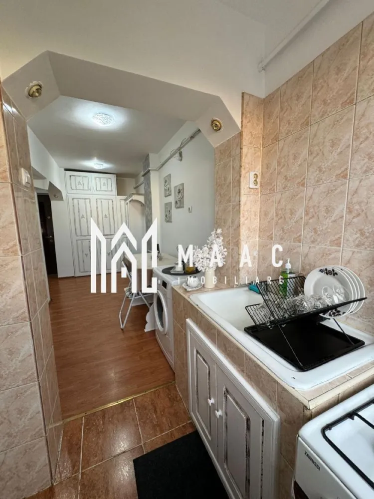 Garsoniera | 33 mpu | Zona NORD | Etaj 3 | - MAAC Imobiliare vă propune spre vânzare o garsonieră spațioasă și luminoasă, situată în Zona Nord, pe strada Mihai Viteazul, într-o locație foarte apreciată datorită accesului rapid către centrul orașului și principalele puncte de interes. Proprietatea reprezintă o alegere excelentă atât pentru locuit, cât și pentru investiție, oferind confort și funcționalitate într-o zonă liniștită și bine conectată.
Garsoniera se remarcă prin atmosfera curată și primitoare, spațiile bine organizate și lumina naturală generoasă.
Caracteristici:
Garsonieră spațioasă și luminoasă
Situată în Zona Nord
Strada Mihai Viteazul
Aproape de centrul orașului
Ideală pentru locuit sau investiție
Preț negociabil
Compartimentare:
Cameră generoasă
Bucătărie
Baie
Hol de acces
Compartimentare practică și eficientă
Dotări:
Gigacalorimetru individual
Spații bine iluminate natural
Locuință curată și întreținută
Costuri eficiente de întreținere
Avantaje:
Poziționare foarte bună
Acces rapid către centru
Aproape de magazine, farmacii și transport public
Ideală pentru închiriere
Zonă liniștită și accesibilă
Mutare imediată
Preț: 54.000 Euro negociabil
Pentru mai multe informații și programarea unei vizionări, echipa MAAC Imobiliare vă stă la dispoziție. ID 3111422