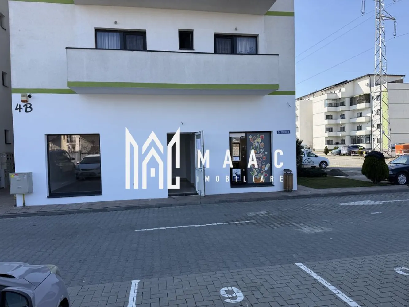 Spatiu comercial | 54 mp | Lacul Binder - De închiriat spațiu comercial 54mp,compus din 2 încăperi+grup sanitar,zona Deventer Residence (lacul lui Binder), la strada.
Dotări:
-încălzire pardoseală
-aer condiționat
-6 camere supraveghere
-alarmă
-2 locuri parcare
Preț 590 euro+tva(se oferă factură).
Renovat!Disponibil imediat!

Pentru mai multe informații și programarea unei vizionări, echipa MAAC Imobiliare vă stă la dispoziție, vă rog să specificați CP3089595