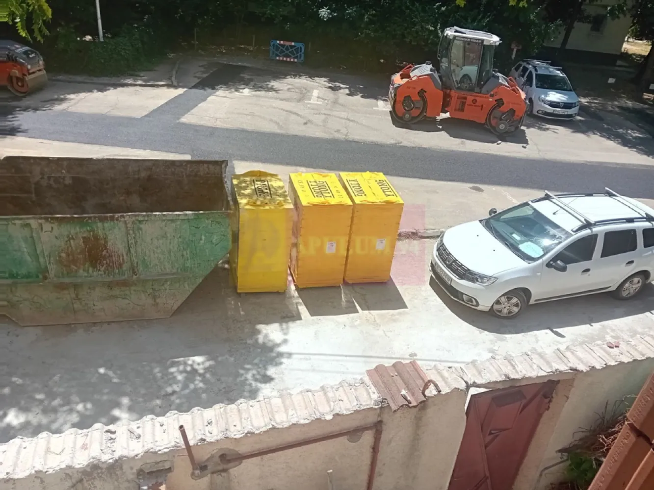 CLĂDIRE DE ÎNCHIRIAT | Sediu exclusiv | 260 mp | P+2 | Vitan – Metrou - O clădire complet renovată, integral pentru tine – nu un etaj, nu o unitate dintr-un bloc de birouri, ci un imobil întreg, cu intrare proprie, parcare proprie și identitate vizuală pe care o controlezi tu.

SPECIFICAȚII
──────────────────────────
- Suprafață utilă: 260 mp | Construită: 320 mp
- Regim înălțime: Parter + 2 etaje
- An finalizare: 2024
- Teren proprietate: 250 mp
- Deschidere frontală: ~7 m — vizibilitate stradală reală
- 6 încăperi + 3 grupuri sanitare
- 3 terase: 33 mp + 16 mp + rooftop panoramic 50 mp
- Curte privată: 50 mp
- Parcare: 4 locuri incluse | până la 10 locuri disponibile total

Finisajele interioare sunt în curs de execuție, cu finalizare estimată în 2–3 luni. Chiriașii care semnează în această etapă pot influența direct compartimentarea și finisajele — o facilitate rar întâlnită pe piața spațiilor de birouri din București. Companiile cu cerințe specifice de layout sunt încurajate să ia legătura cât mai curând.
Chiriaşii care intră în această etapă beneficiază de flexibilitate reală la negociere.
Lângă InCity Residence și Mall Vitan – zonă cu acces rapid la metrou, circulație fluentă și toate facilitățile urbane relevante pentru clienți, parteneri și echipă.
SE POTRIVEȘTE IDEAL PENTRU
- Clinici medicale, stomatologice sau de estetică
- Cabinete de avocatură, notariate, firme de contabilitate
- Agenții de marketing, IT, design sau PR
- Orice companie care vrea sediu propriu, nu un spațiu anonim într-o clădire cu 20 de firme

PREȚ
4.600 € + TVA / lună – întreaga clădire, la cheie. Onorariu Agentie 0.

PROGRAMĂRI & DETALII
Vizionările se fac exclusiv pe bază de programare.
📞 0733 683 453 – Adrian