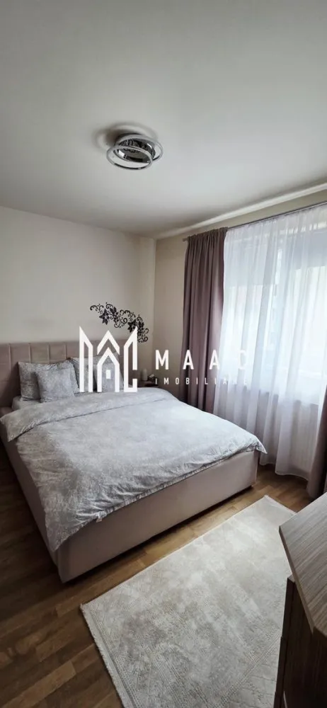 Apartament 3 camere | Decomandat | 2 Locuri de parcare | Turnișor - MAAC Imobiliare vă propune spre vânzare un apartament spațios și modern, situat în zona Turnișor.

Caracteristici principale
• apartament decomandat, luminos și eficient compartimentat
• suprafață utilă de 67 mp + balcon generos de 10 mp
• situat la etajul 2 din 4
• se vinde complet mobilat și utilat
• 2 locuri de parcare incluse în preț, prevăzute cu blocatoare

Compartimentare și dotări
• living spațios, cu șemineu electric cu degajare de căldură
• 2 dormitoare
• baie
• balcon de 10 mp
• aer condiționat
• centrală termică Vaillant aflată încă în garanție
• mașină de spălat rufe
• uscător de rufe
• mașină de spălat vase

Avantaje și beneficii
• acces rapid către magazine, școli, grădinițe și mijloace de transport
• posibilitate de achiziționare separată a unei pivnițe de 7 mp

Pentru mai multe detalii sau programarea unei vizionări, vă rugăm să ne contactați și să menționați ID-ul proprietății: CP3096326.