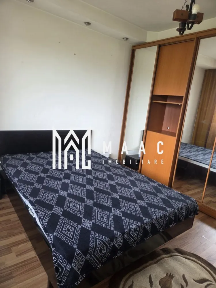 Apartament 2 Camere | Decomandat | Etaj 3 | Vasile Aaron - MAAC Imobiliare vă propune spre vânzare un apartament luminos și bine compartimentat, situat într-o zonă liniștită din cartierul Vasile Aaron.

Caracteristici principale

• suprafață utilă de 48 mp
• balcon închis de aproximativ 4 mp
• compartimentare - decomandată

Compartimentare și dotări

• living
• dormitor
• bucătărie separată
• hol generos
• baie
• balcon închis cu acces din bucătărie
• centrală termică proprie
• geamuri termopan
• parchet, gresie și faianță
• instalație electrică complet schimbată
• instalație sanitară înlocuită în urmă cu aproximativ 10 ani
• centrală și aragaz amplasate pe balcon
• pivniță inclusă
• boxă în pod pentru depozitare

Localizare și avantaje

• situat în cartierul Vasile Aaron
• vedere panoramică
• bloc prevăzut cu acoperiș din țiglă
• acces rapid către Profi, Penny, piață și alte puncte comerciale
• aproape de școli, grădinițe și mijloace de transport în comun

 Pentru mai multe detalii și programarea unei vizionări, vă rugăm să ne contactați și să menționați ID-ul proprietății: CP3105358.